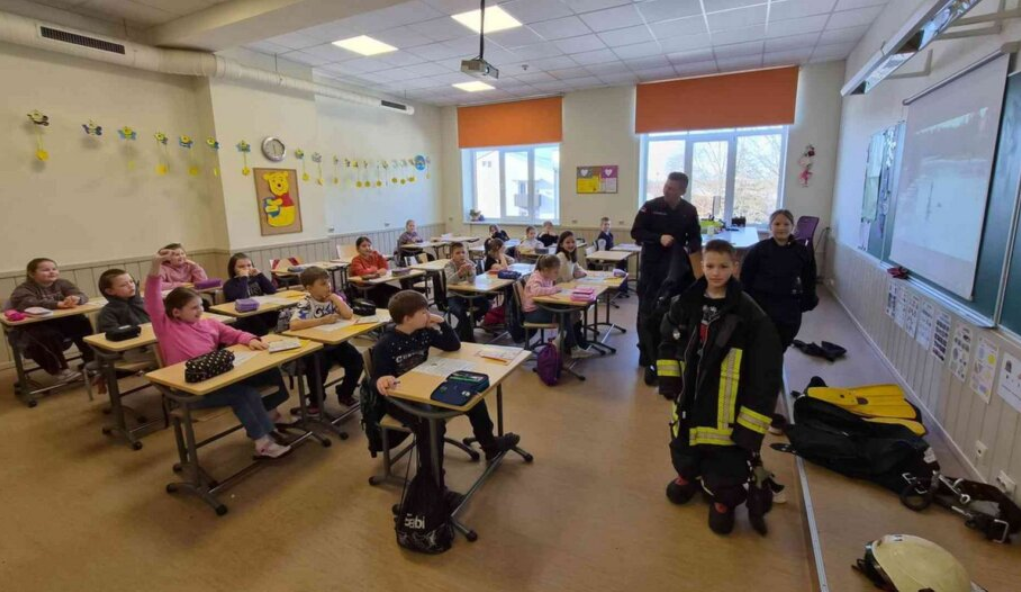 2.b klase iepazīst drošību uz ledus