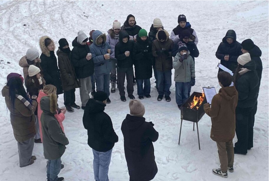 Barikāžu 35.gadadienas ugunskurs skolas pagalmā iededz atmiņas