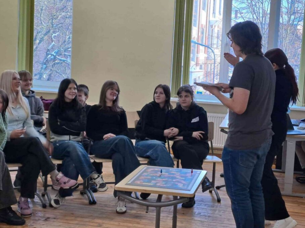 9.b klase nopelna skolai dāvinājumu - vides aktualitāšu spēli