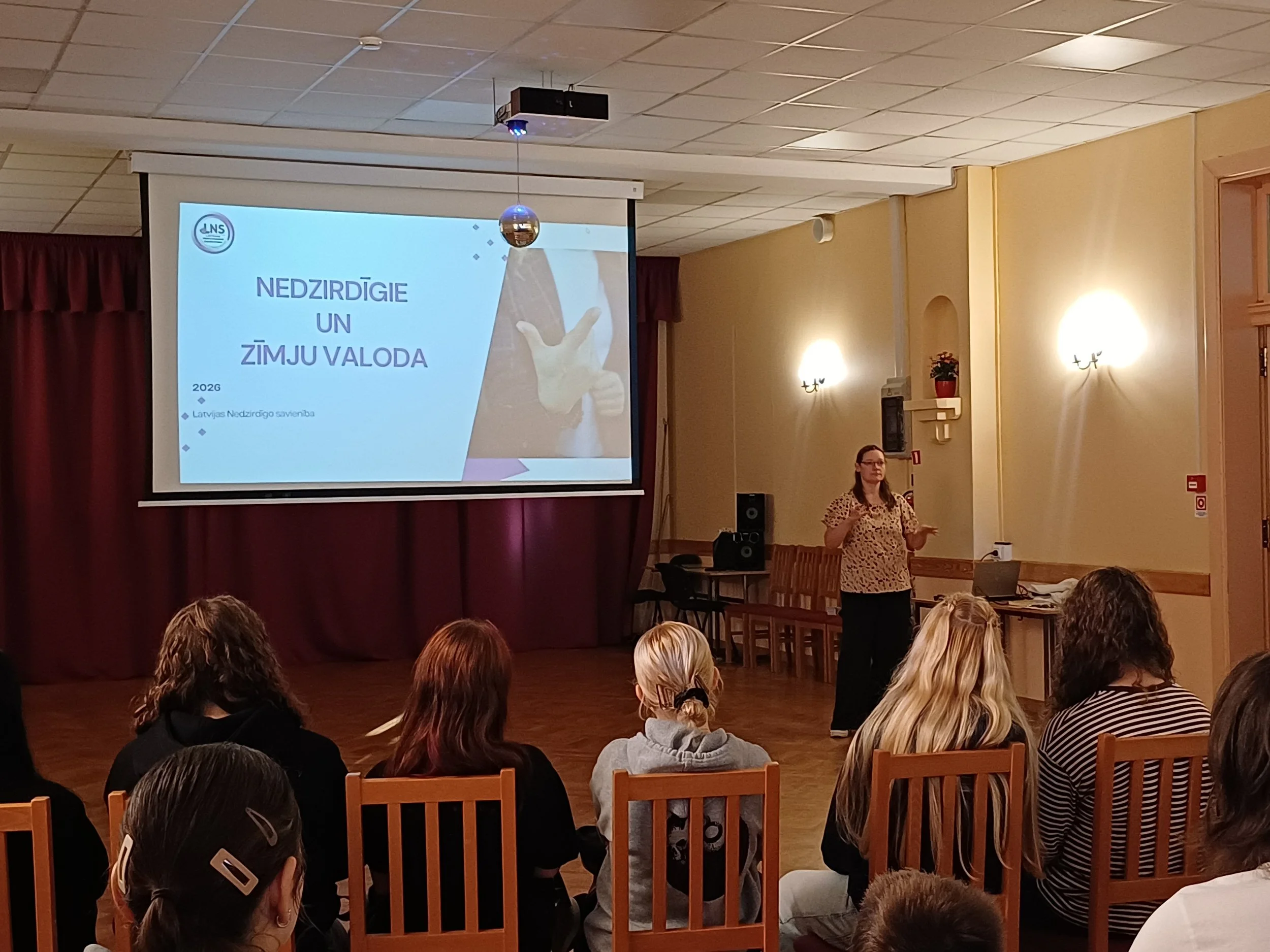 Dažādo kurpju dienas empātiskā pieredze atnāk ar viesiem