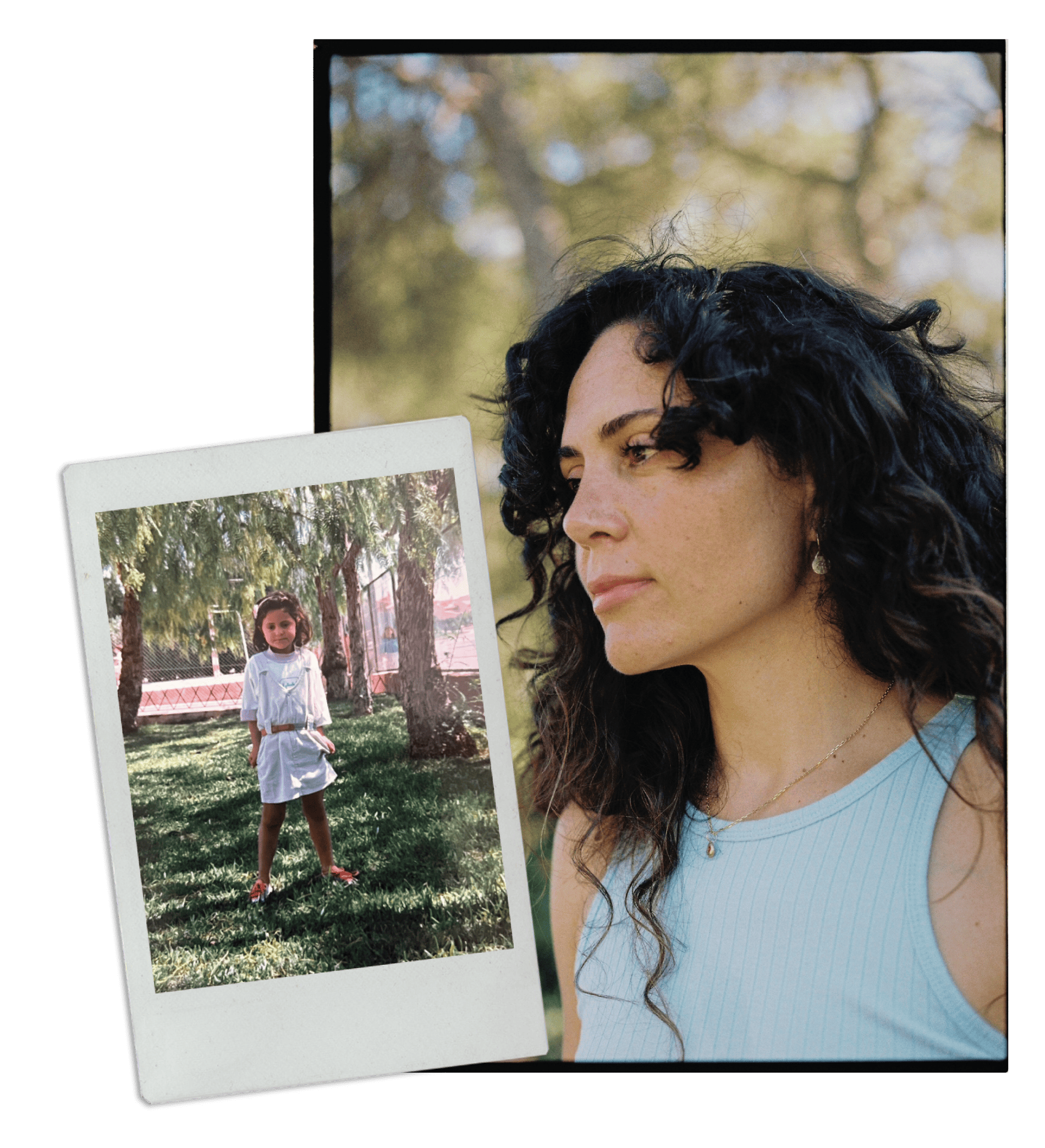 Cara de mujer con cabello oscuro y rizado, mirando a una fotografía al aire libre, rodeada de árboles y césped.