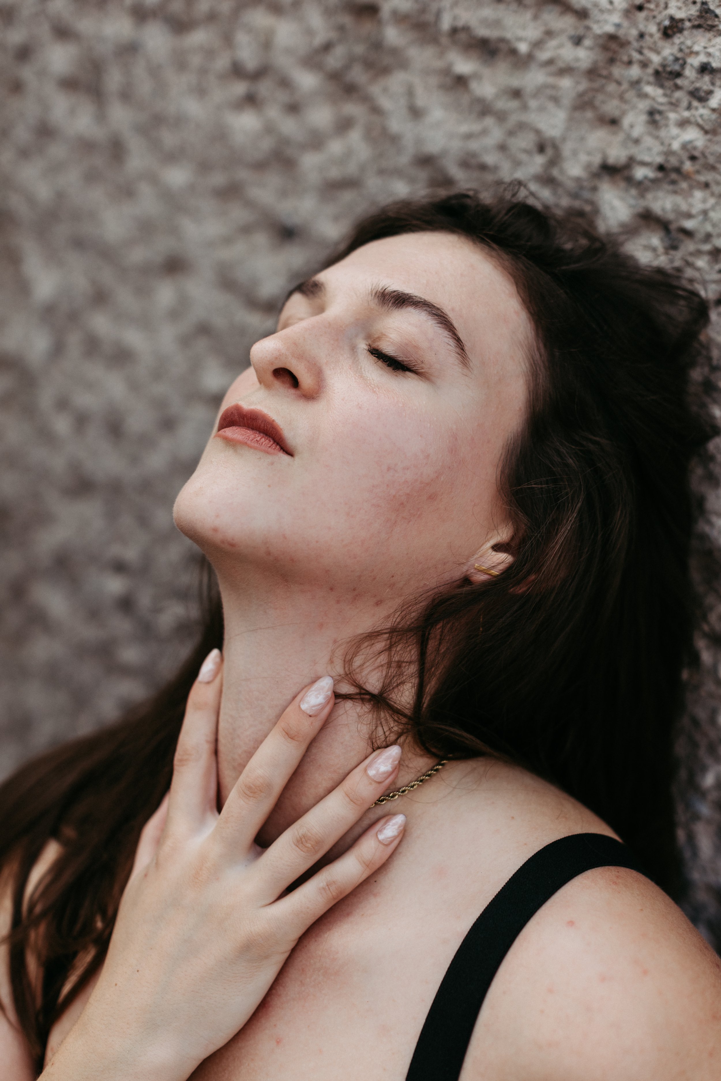Embodiment-Coaching Loslassen: Nahaufnahme im Moment der Hingabe – Maite Unzner, Mighty Soul Space