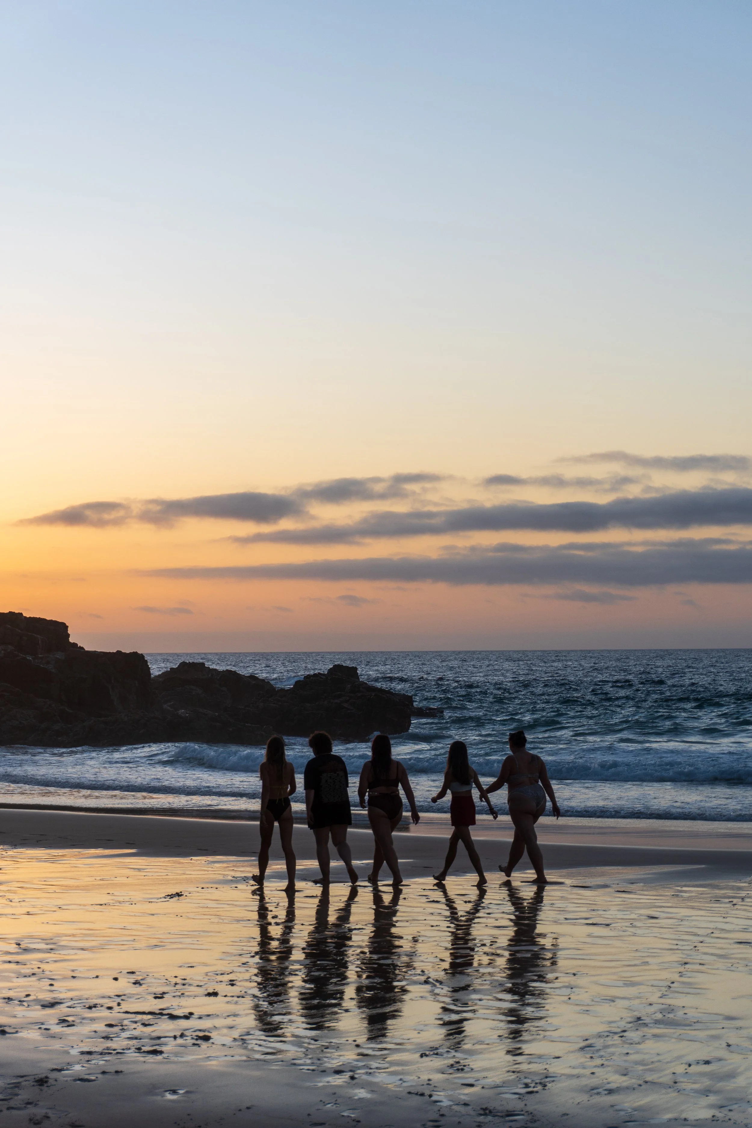 Frauenretreat am Strand bei Sonnenuntergang – authentische Retreat-Fotografie