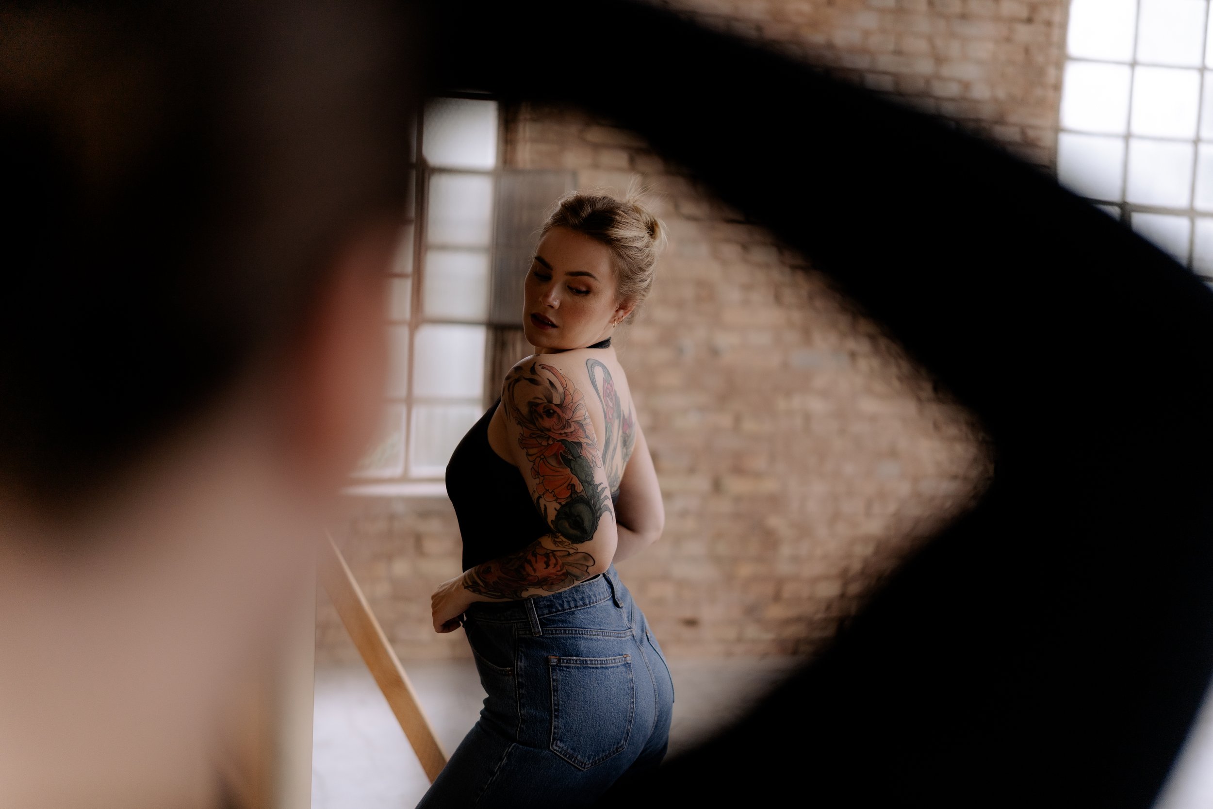 Authentisches Fotoshooting ohne Inszenierung: Tattoos und natürliches Licht bei Mighty Soul Space Hannover
