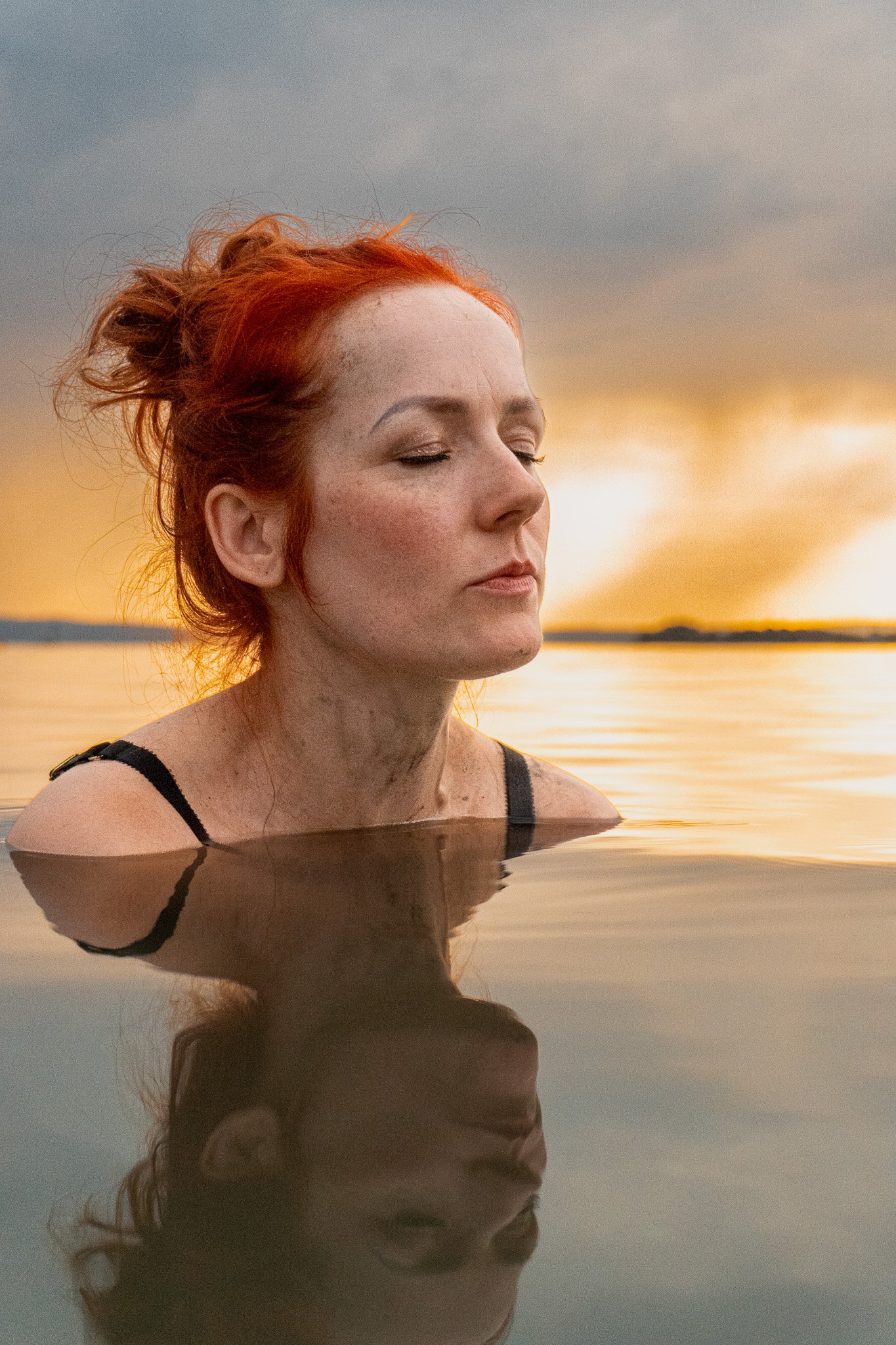 Embodiment-Fotografie bei Sonnenuntergang: Soul Session am Wasser mit Mighty Soul Space