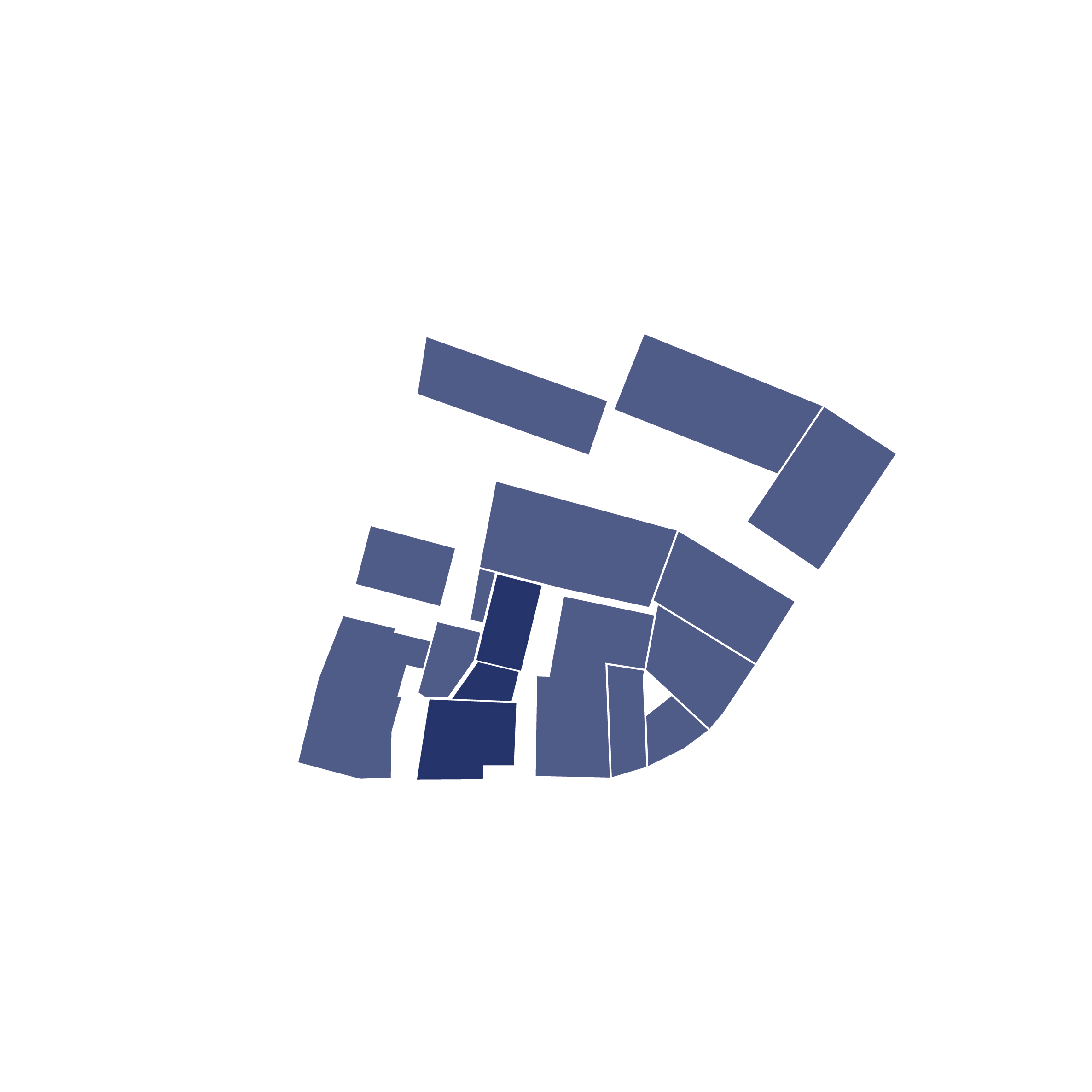 Schwarzblauer Schmetterling mit weißen Punkten auf Flügeln, fliegt über dunklem Hintergrund.