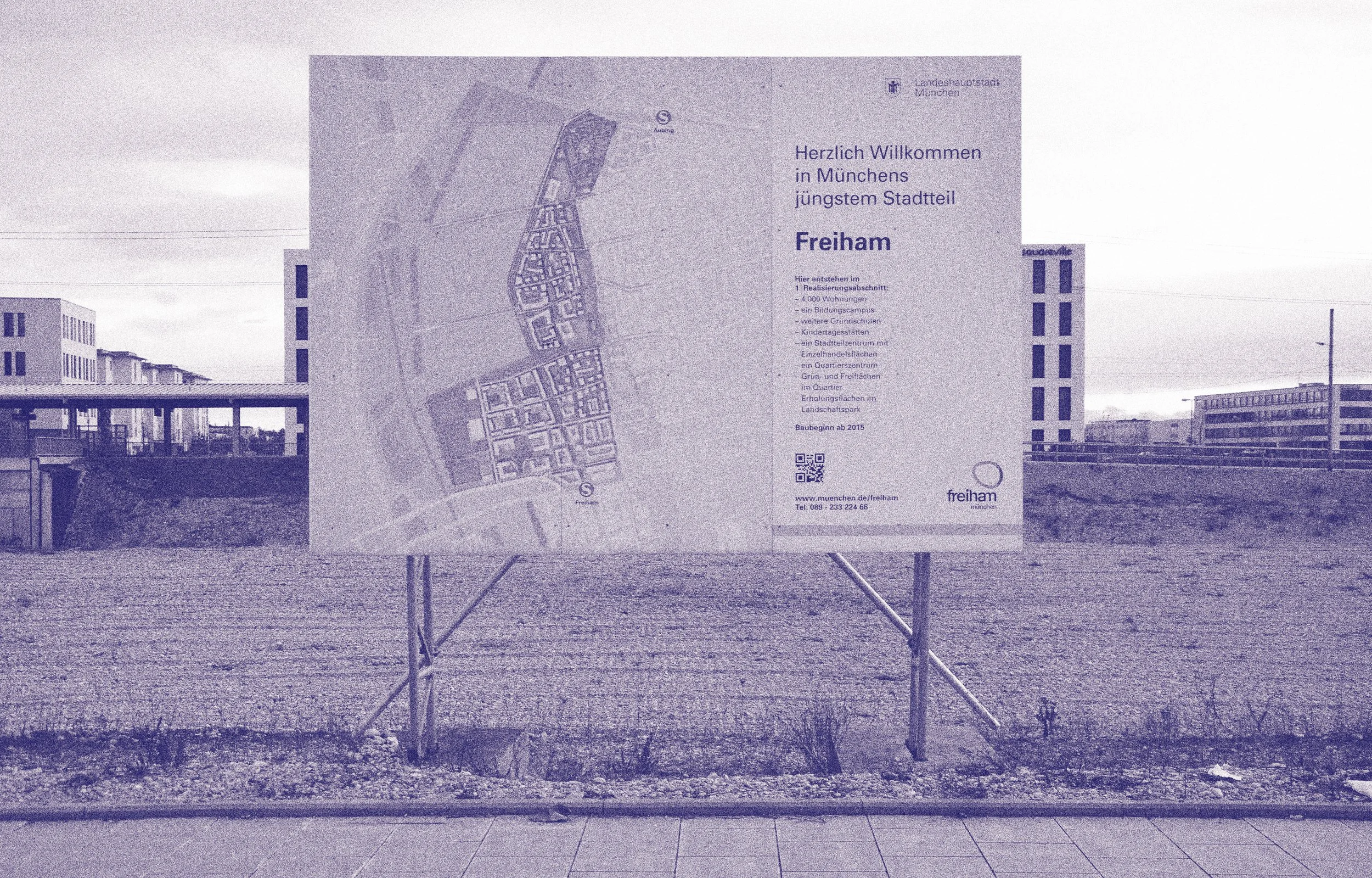 Ein Plakat auf einem Gelände im Freien, das einen Stadtplan von Münchens jüngstem Stadtteil Freiham zeigt, mit Informationen zu Bauinformationen, Wohnungen, Kitas, Einzelhandel, Quartier und Landschaftspark. Im Hintergrund sind moderne Gebäude und ein offener Himmel sichtbar.