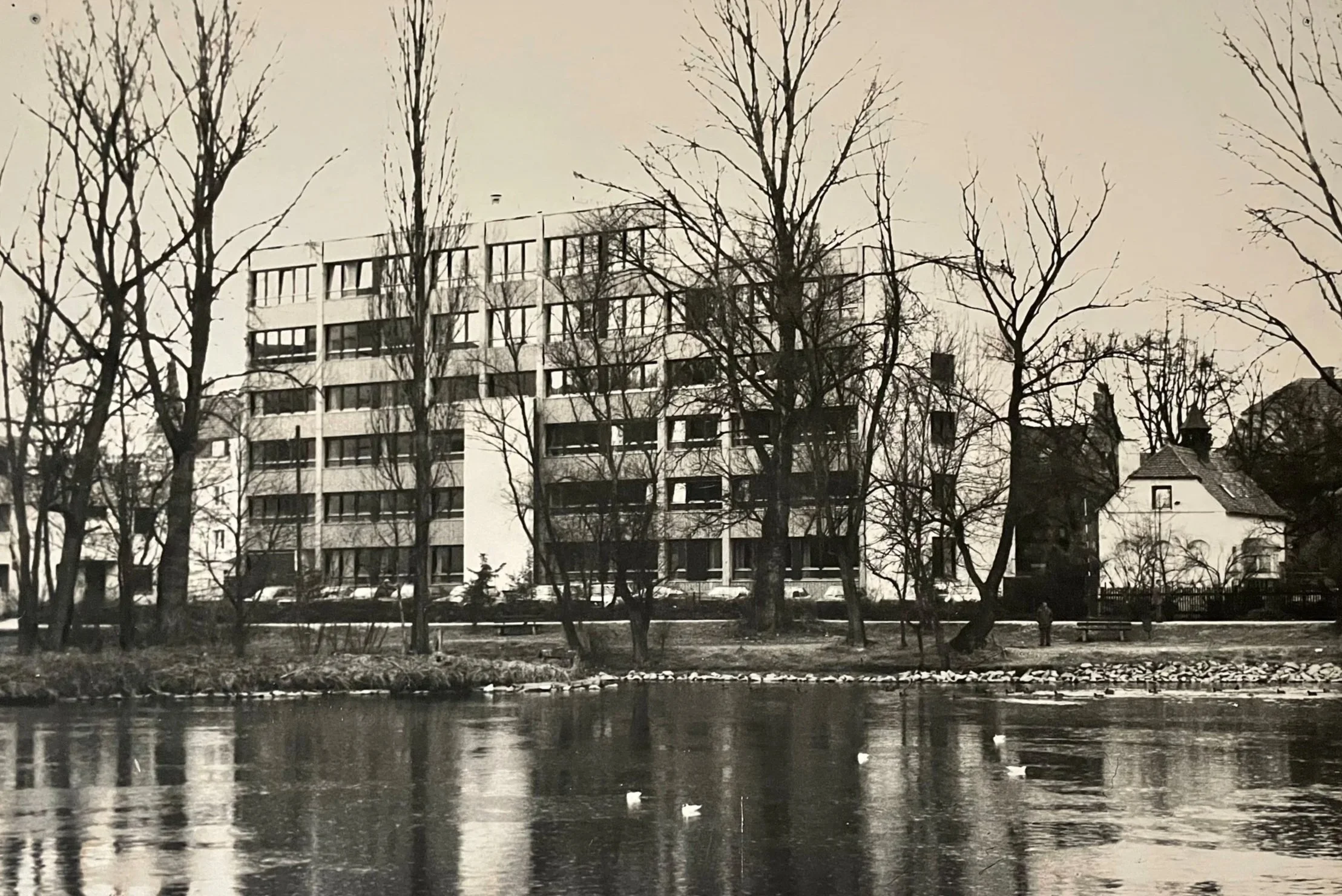HAUSWIRTSCHAFTS SCHULE