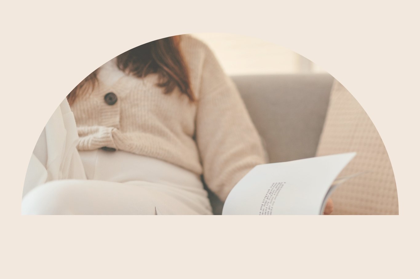 Person liest in einem Buch, sitzend auf einem Sofa, mit Fokus auf den Oberkörper und das Buch, im warmen, natürlichen Licht