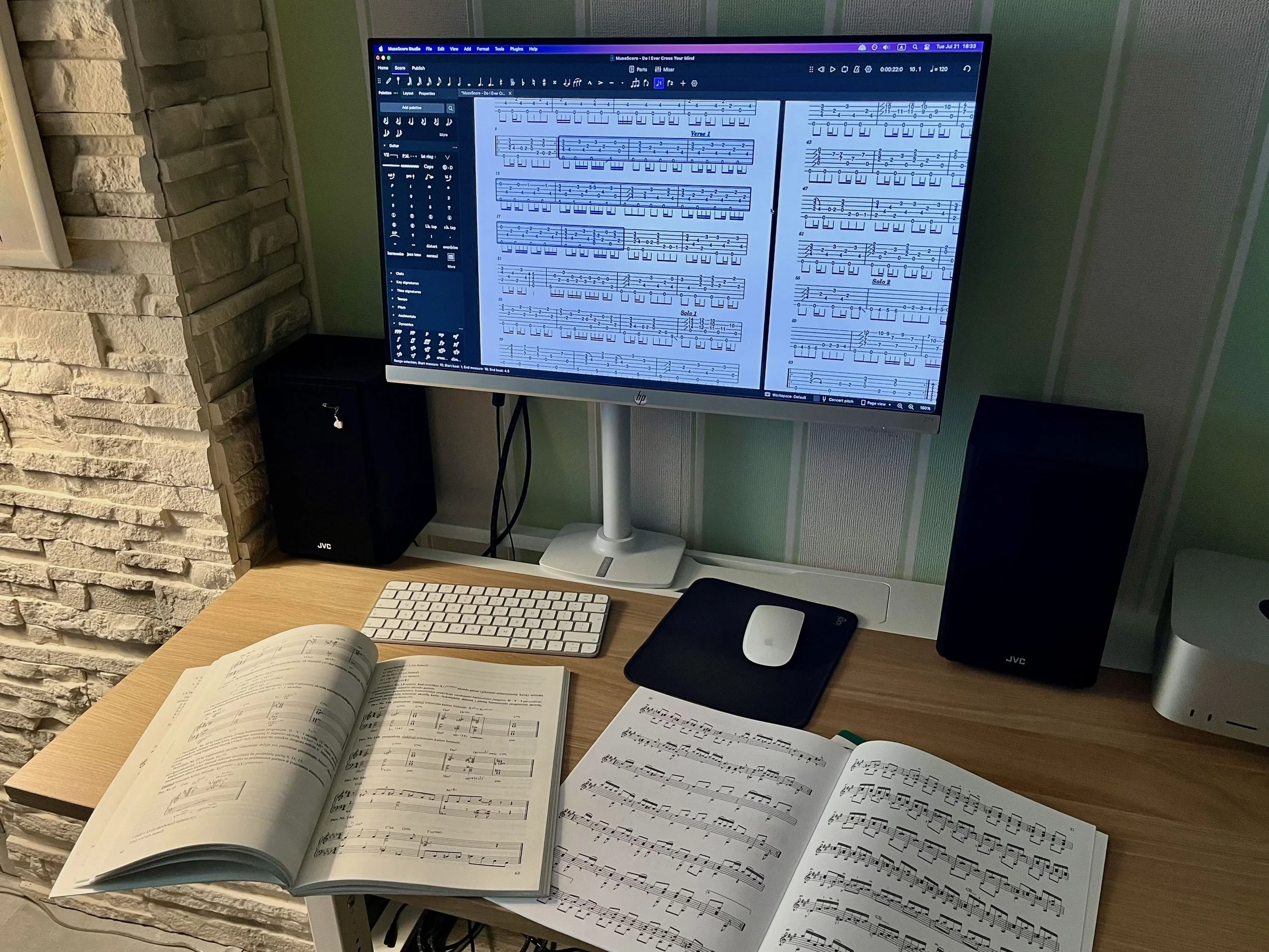 Individualios gitaros pamokos studijoje – MuseScore programa su klasikinės gitaros natomis ir atverstomis natų knygomis