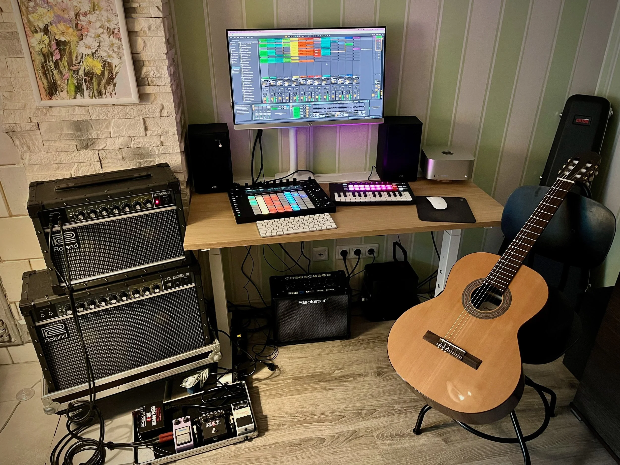 Pilna individualių gitaros pamokų studija su Roland Jazz Chorus stiprintuvais, MIDI kontroleriais, DAW programa ir klasikine gitara