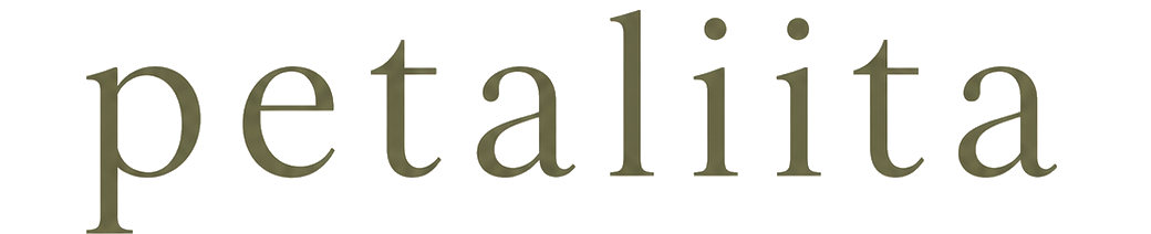 La palabra 'petalita' en letras grandes y estilizadas sobre un fondo oscuro.