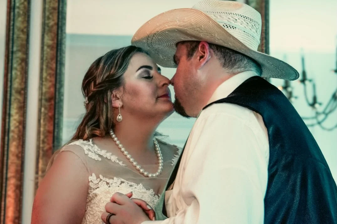lovers 🤍 lovin
www.honeyb.photography 📸
🫶🏼🤵🏻&zwj;♂️👰🏻&zwj;♀️ Wedding Photography in DFW
#weddingphotographydfw #weddingphotographydallas #weddingphotographyfortworth