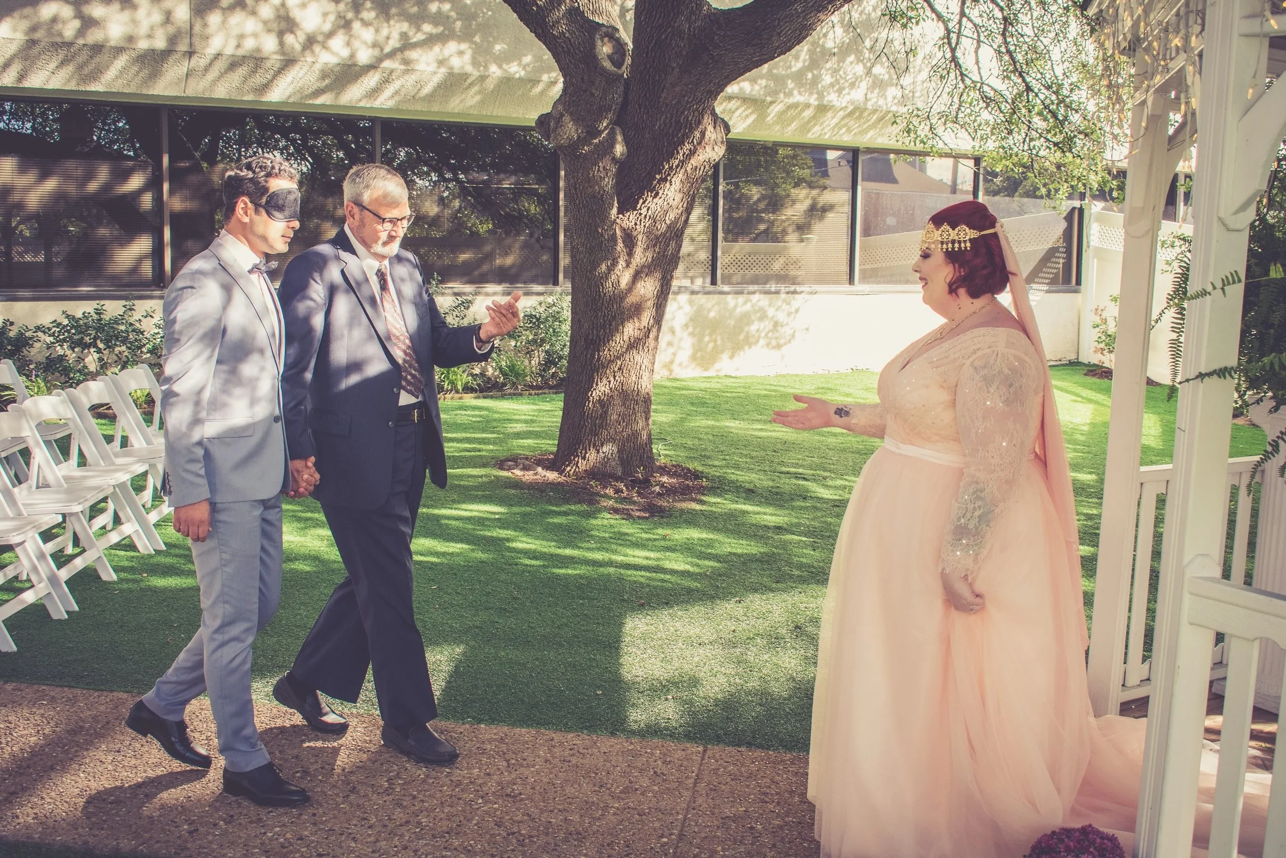 To do or not do a first look? My 10 page Ultimate Wedding Guide covers this, lighting info., tips, suggestions, and more! Sent directly to all brides upon booking to use as a resource with planning.
www.honeyb.photography 📸
🫶🏼🤵🏻&zwj;♂️👰🏻&zwj;♀