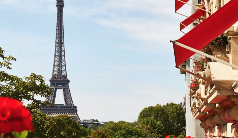 France: Hotel Plaza Athénée, Paris
