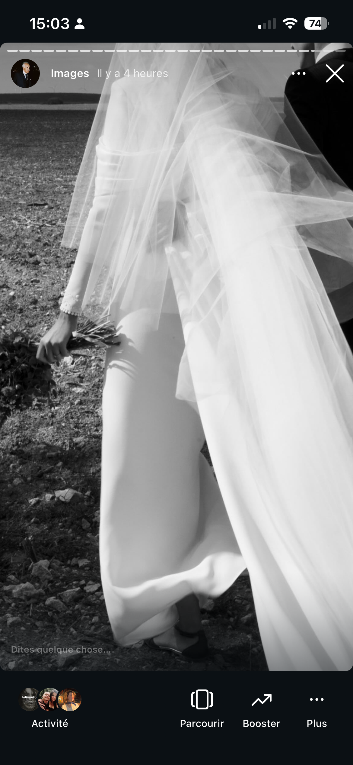 Une femme en robe de mariée, tenant un bouquet, sur un terrain nu.