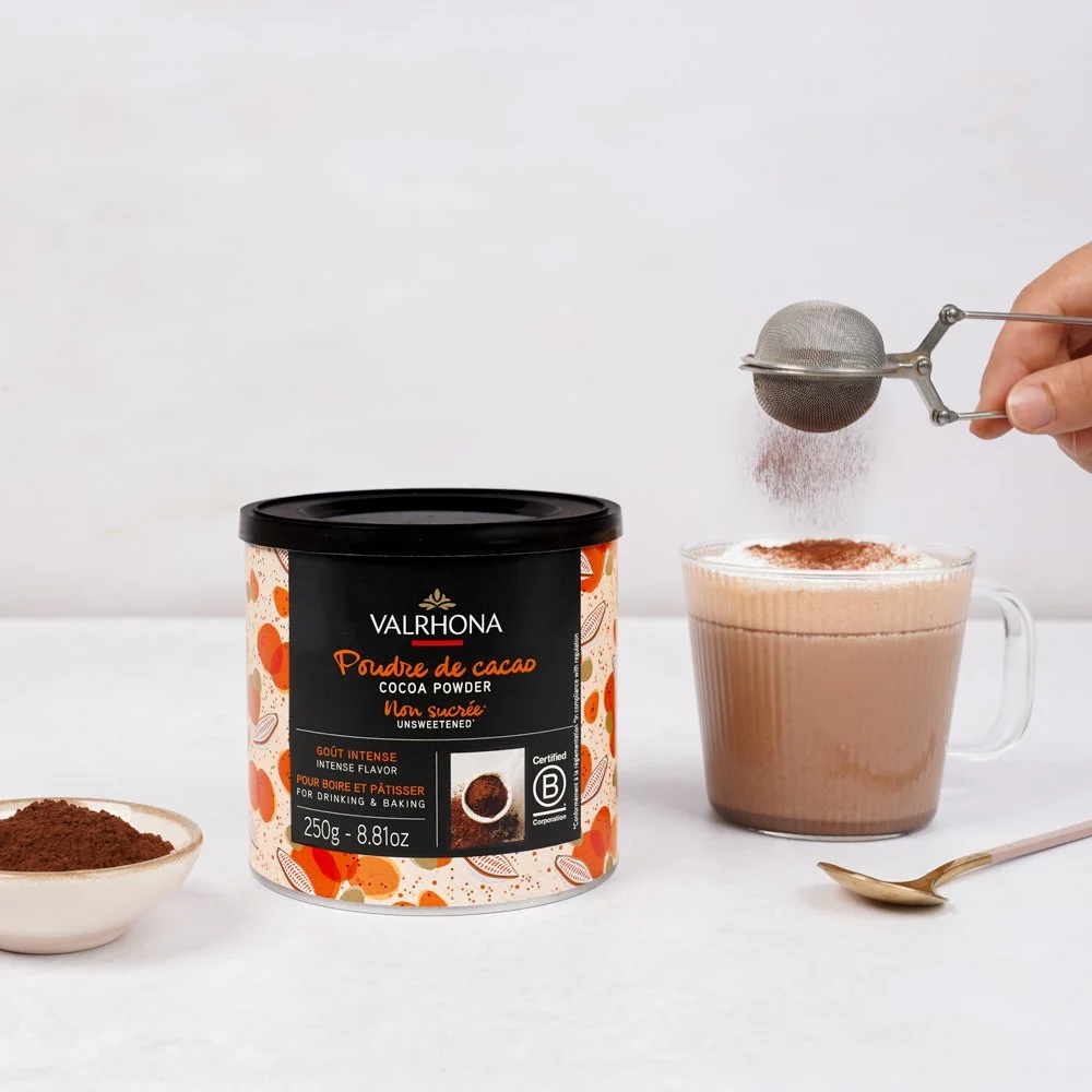 25737 Poudre de cacao chocolat chaud geste VALRHONA 1x1.jpg