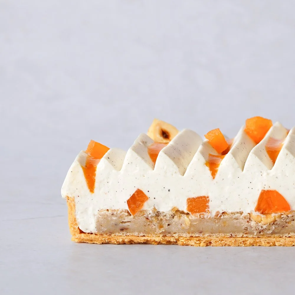 Tarte anniversaire raisonnée abricot noisette vanille 1x1 découpe sans bougie.jpg