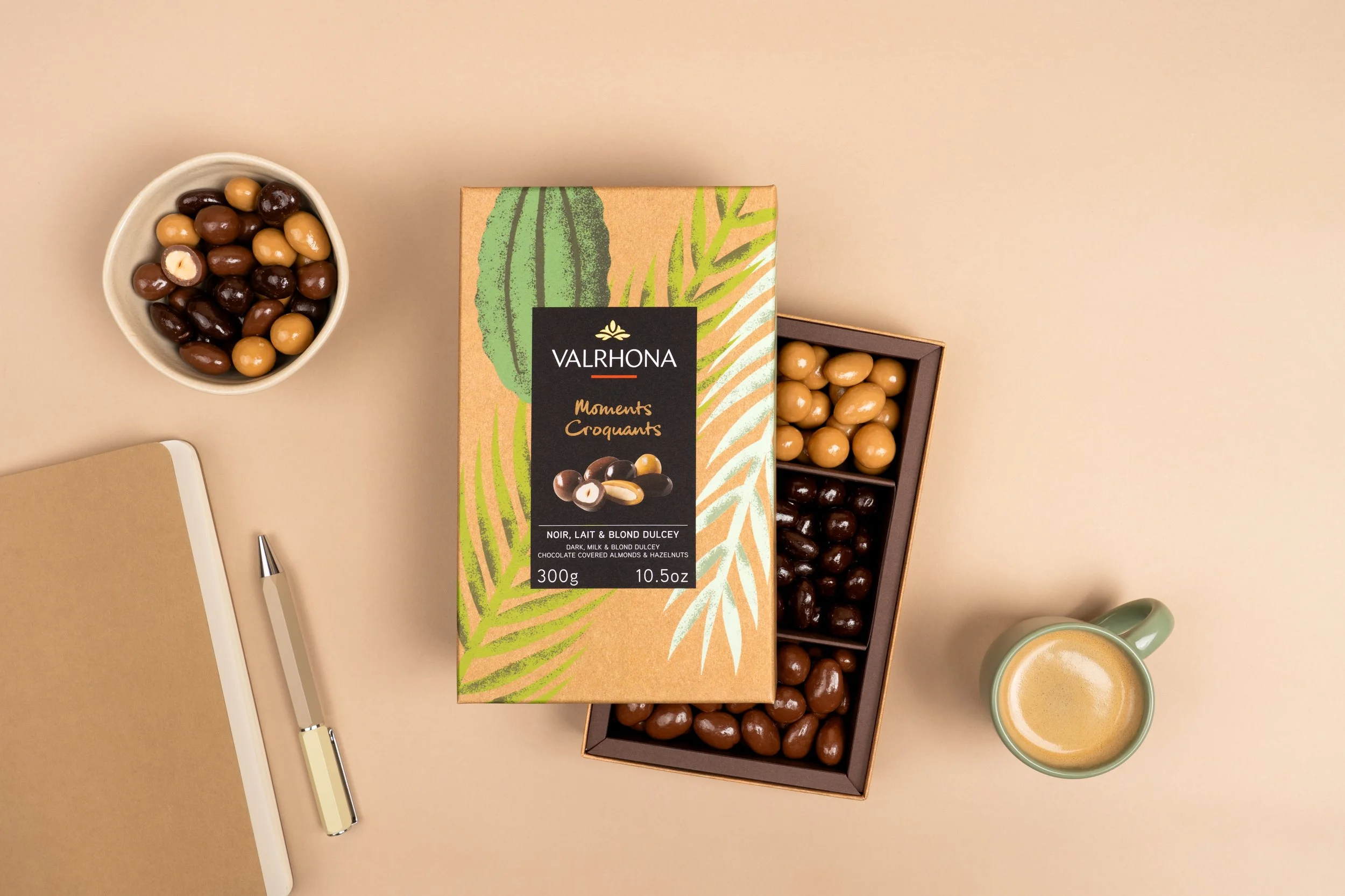Coffret de noisettes et amandes enrobées de chocolat Valrhona ambiance bureau - Corporate gifting