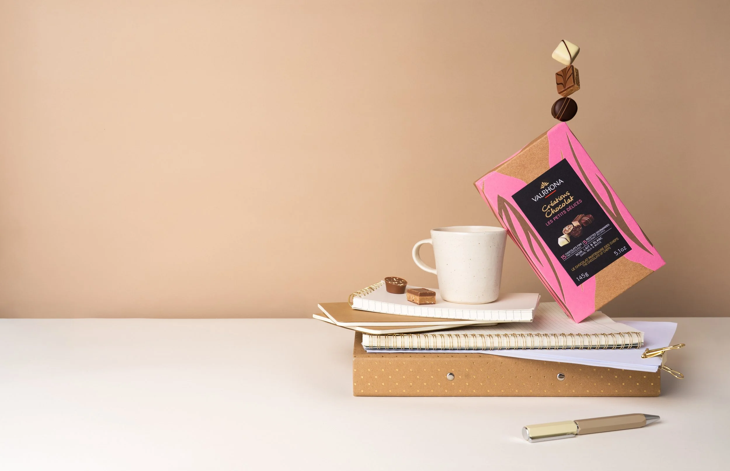 coffret de chocolat Valrhona en équilibre. Ambiance corporate gifting.