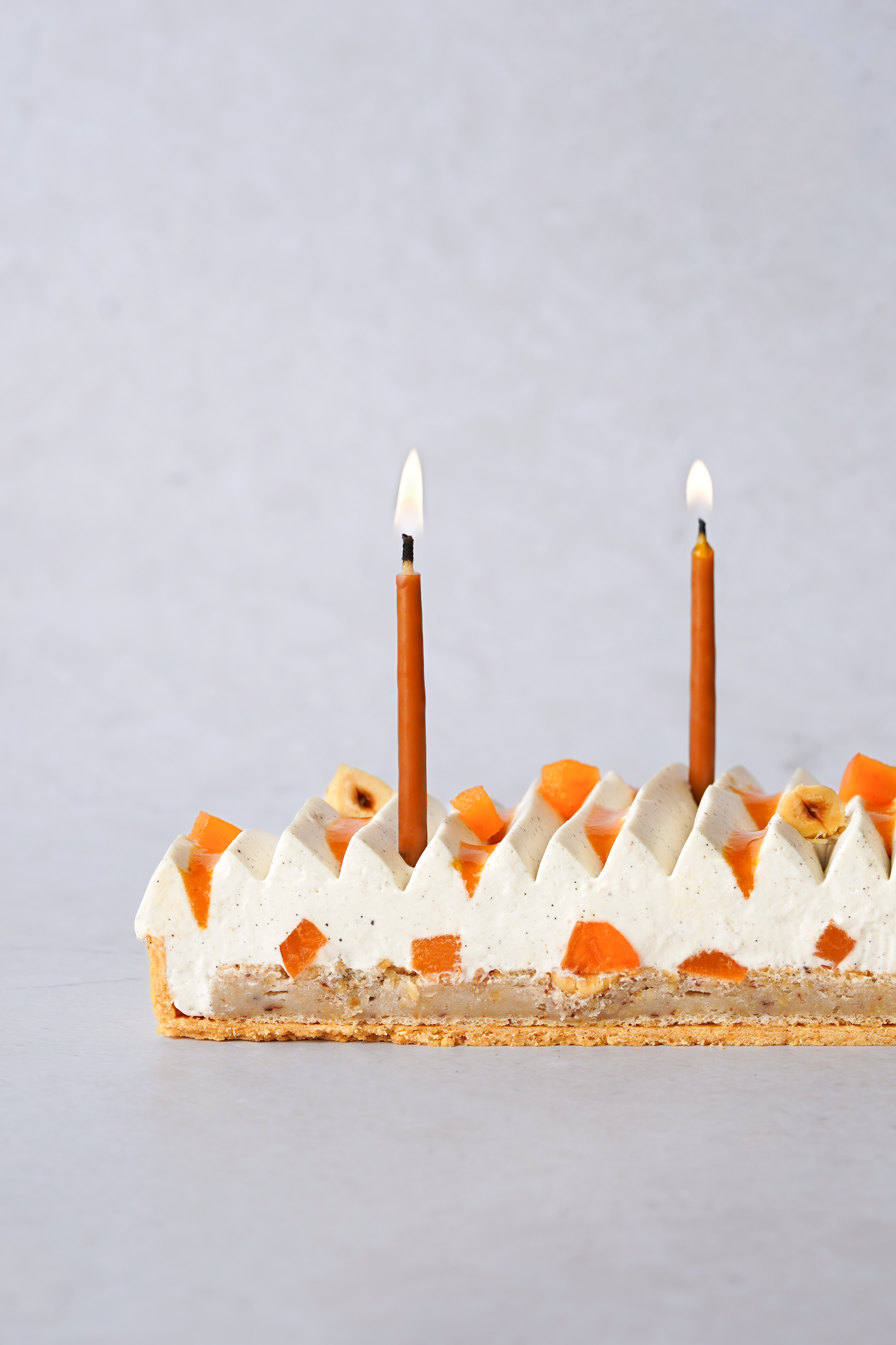 Tarte anniversaire raisonnée abricot noisette vanille découpe.png