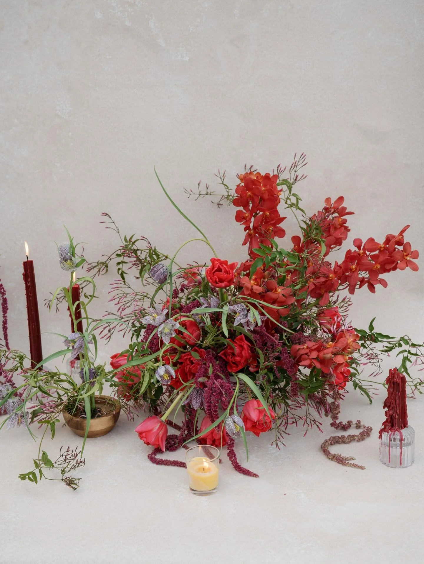 If I were coming for dinner, these might be the flowers I&rsquo;d bring. Spring doesn&rsquo;t have to mean pastels. 

Started with flowering jasmine and my favorite dainty fritillaries and chose to go deeper with the color from there. 

Photos by @as