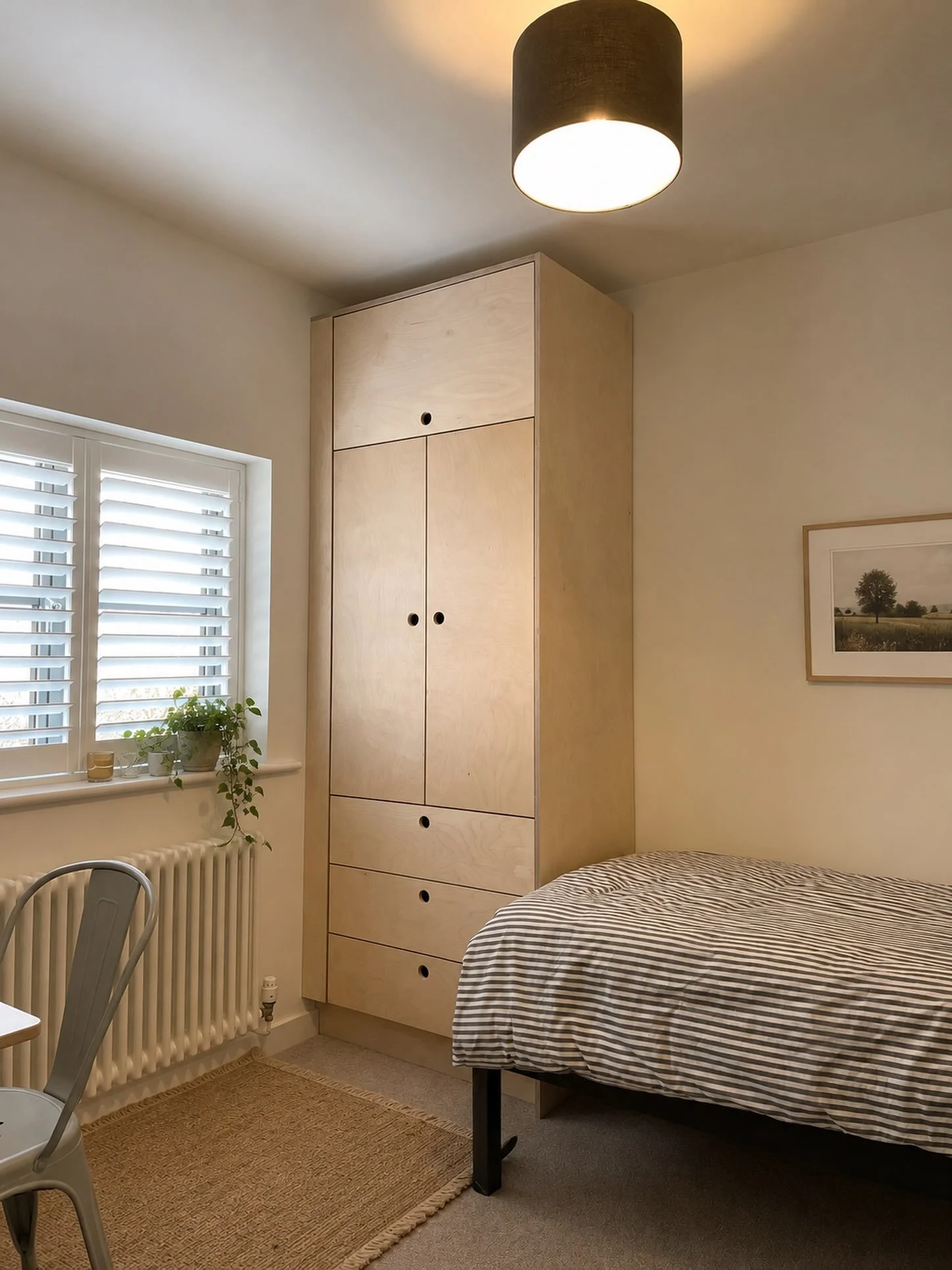 A bespoke birch plywood wardrobe, designed to make the most of a compact bedroom.

Clean lines, practical storage and a natural finish that lets the beauty of the timber do the talking.

Handcrafted in Surrey.

#DigsAndDovetail #BespokeFurniture #Bes