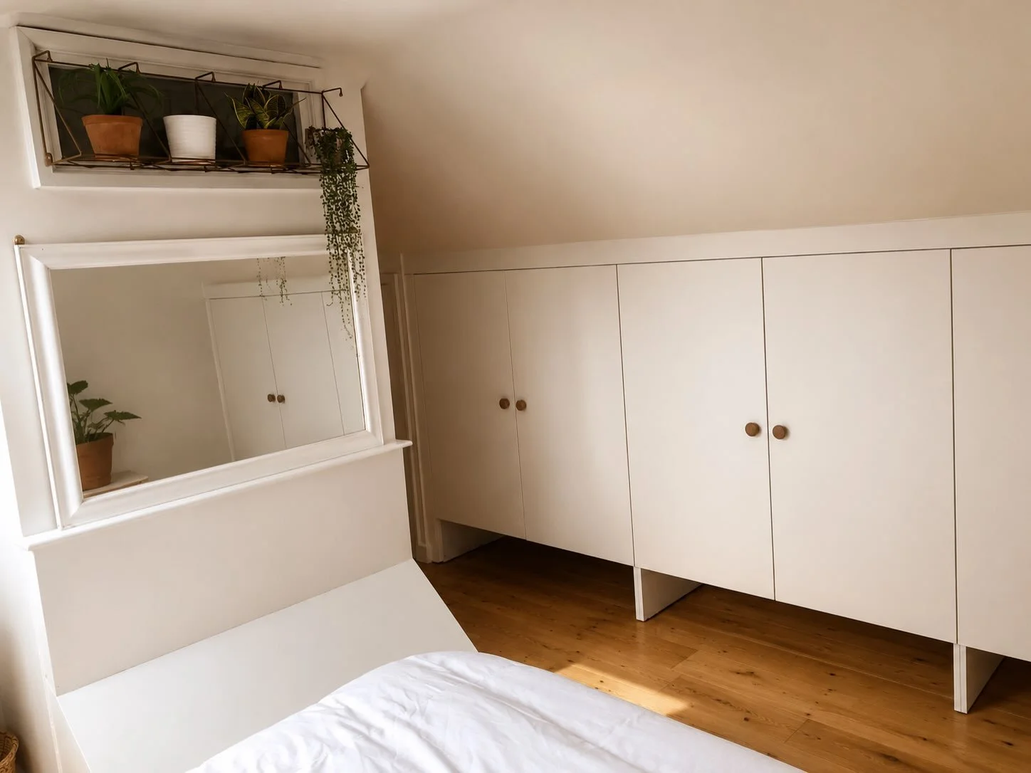 Making the most of every inch of this sloped ceiling, with clean lines, plenty of storage and a simple timeless finish.

#BespokeJoinery #FittedFurniture #BespokeFurniture #SurreyCarpenter #DigsAndDovetail