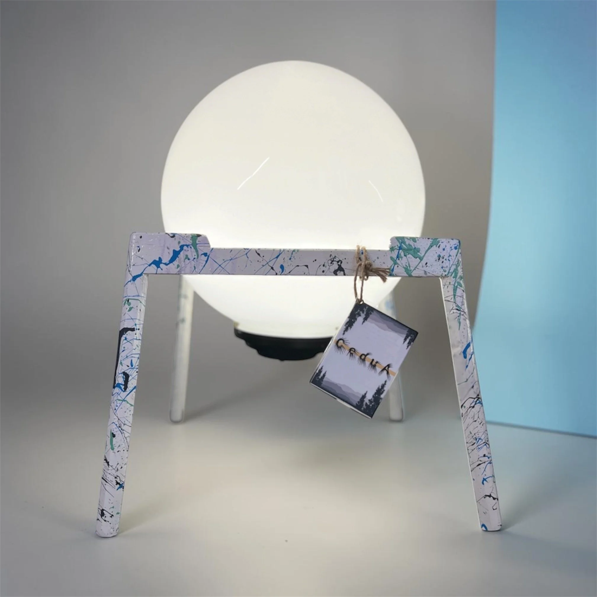 Cedua lampada da terra sferica di design 50x50,creata dall'unione di due elementi.Decorazione astratta dipinta a mano. pezzo unico di illuminazione