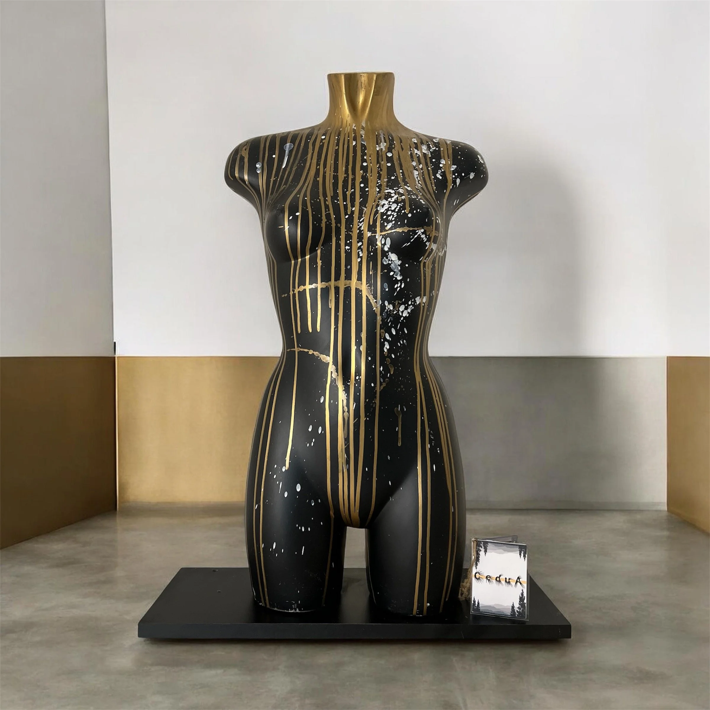 Busto espositivo di un negozio di abbigliamento decorato a mano