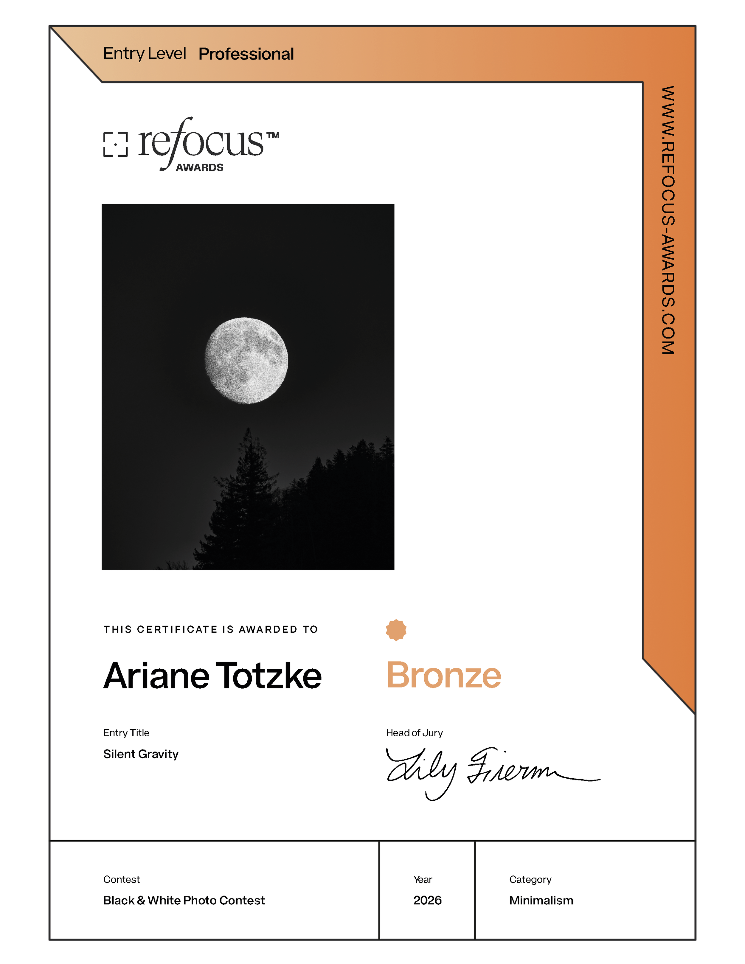 Urkunde der reFocus Awards 2026: Bronze-Auszeichnung für die Schwarz-Weiss-Fotografie „Silent Gravity“ von Ariane Totzke in der Kategorie Minimalism