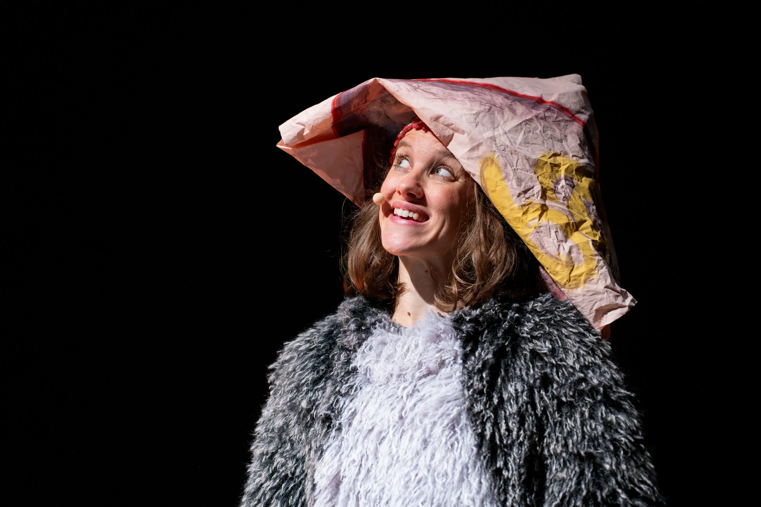 Mirjam Baur auf der Bühne im Theaterstück Rigo und Rosa