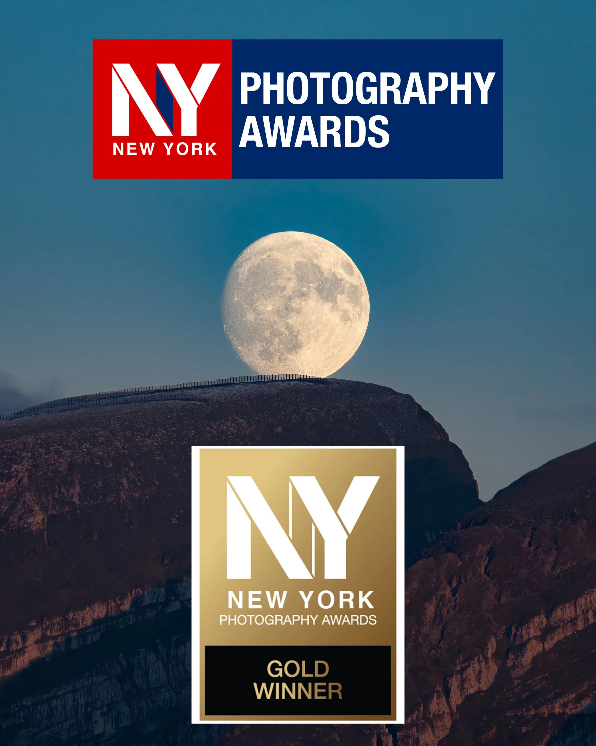 Zwei Fotos eines Vollmonds über einem Berg, oben das NY Photography Awards Logo auf Blau, unten das NY Photographer Logo auf Gold.