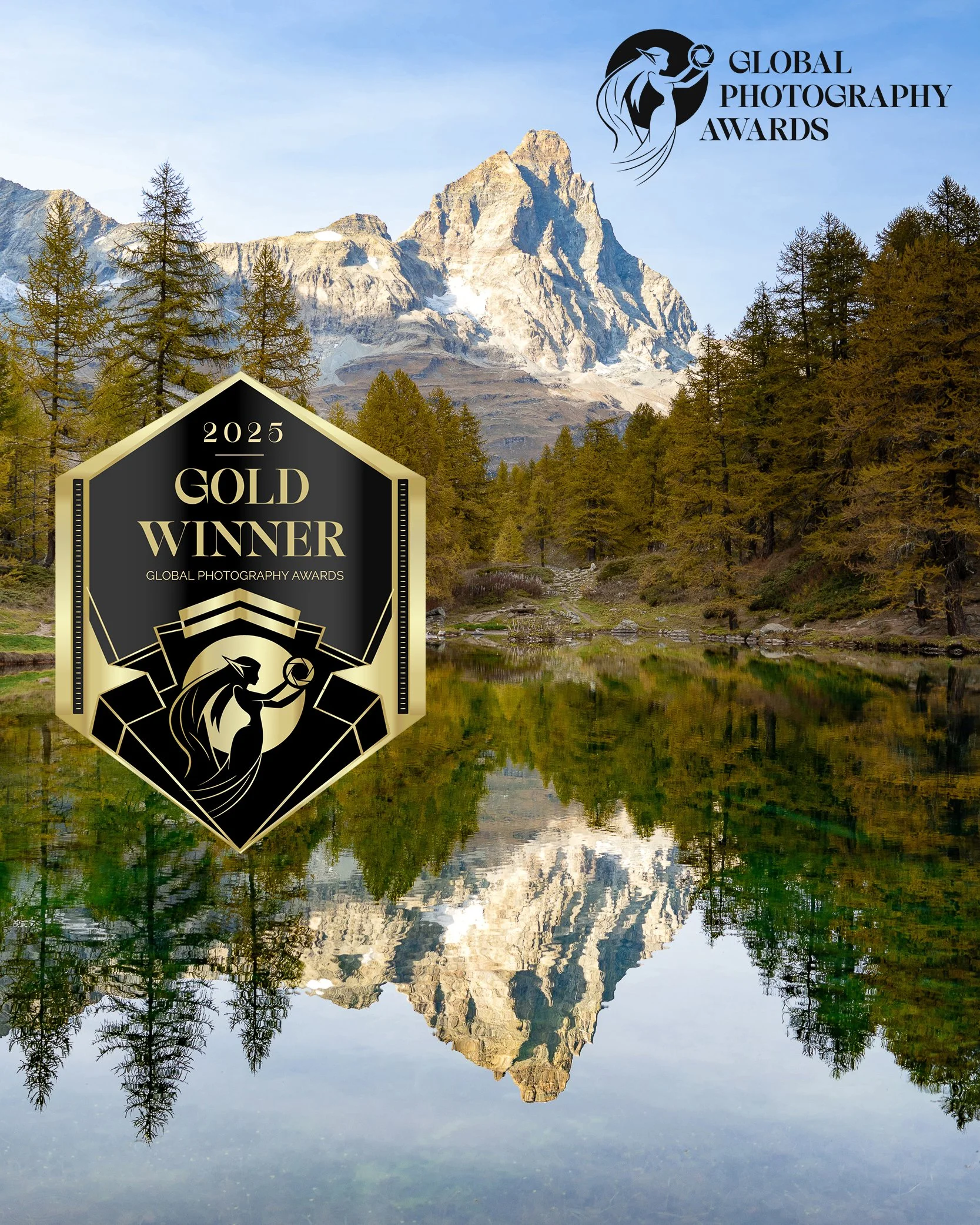 Ein Berg im Hintergrund mit einer Gebirgslandschaft, grüne Tannenbäume im Vordergrund und ein ruhiger See, der die Berge und den Himmel widerspiegelt, mit einem Logo für die Global Photography Awards und einer Auszeichnung für den Goldgewinner 2025.