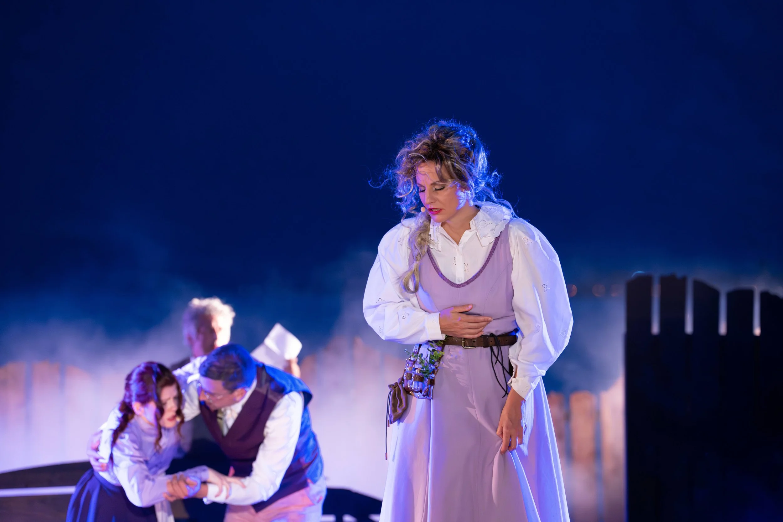 Martina Lory während einer emotionalen Szene im Musical „Ungeheuerlich“ auf der Walensee-Bühne mit Ensemble im Hintergrund
