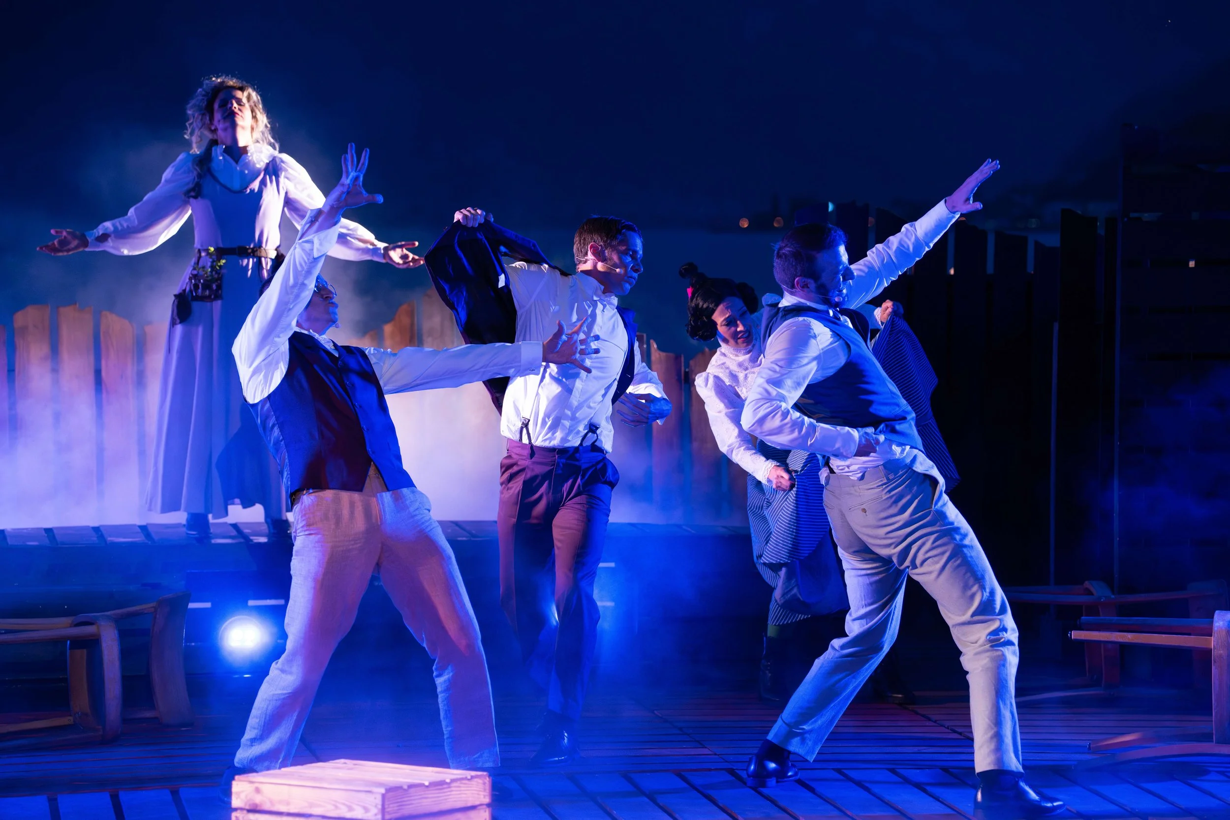 Ensemble des Musicals „Ungeheuerlich“ während einer dynamischen Tanzszene auf der Walensee-Bühne mit stimmungsvoller Beleuchtung und Nebel