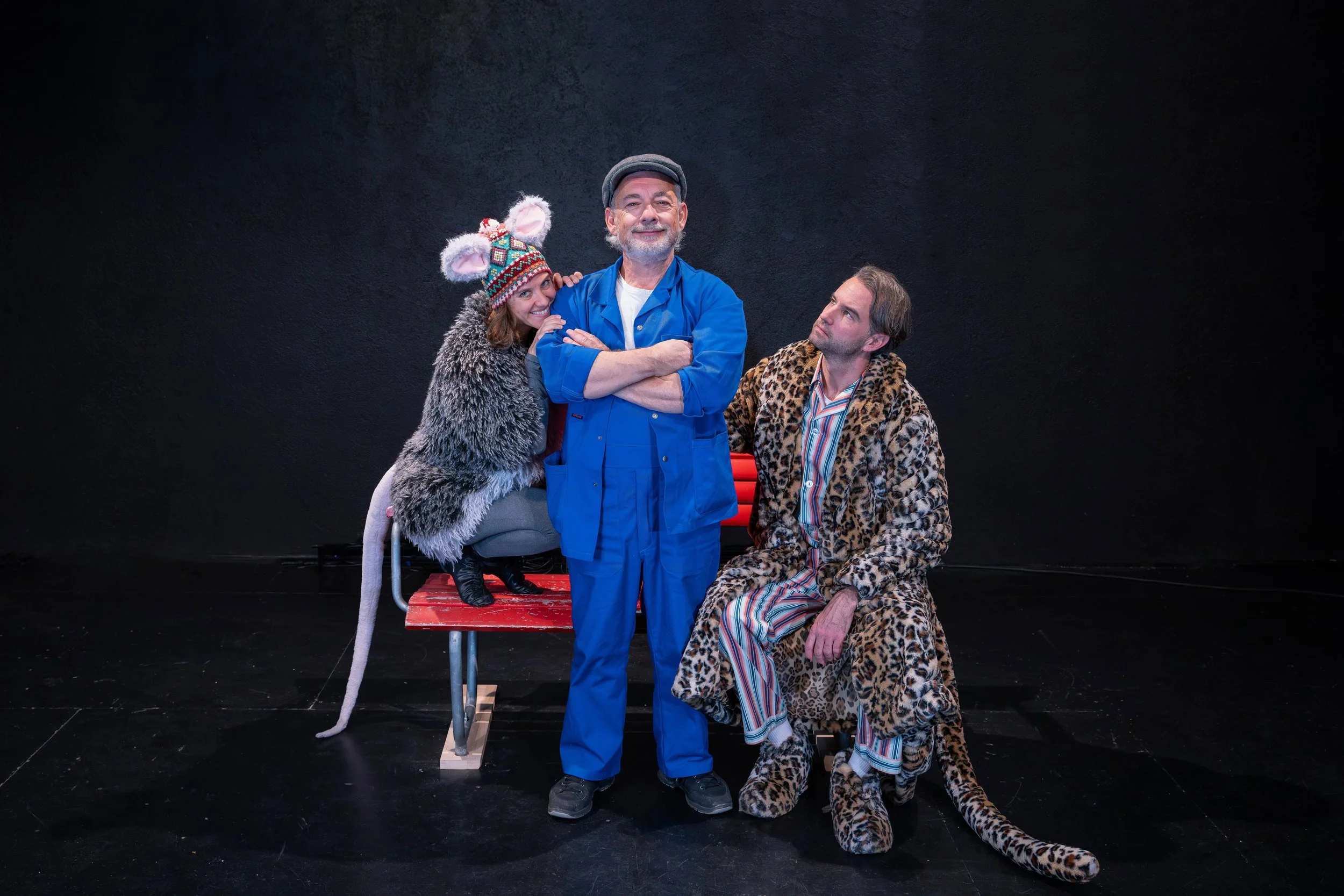 Schauspielensemble des Familientheaterstücks „Rigo und Rosa“ von anda Kids Zürich mit Maus-, Leopard- und Tierpfleger-Kostümen auf der Bühne