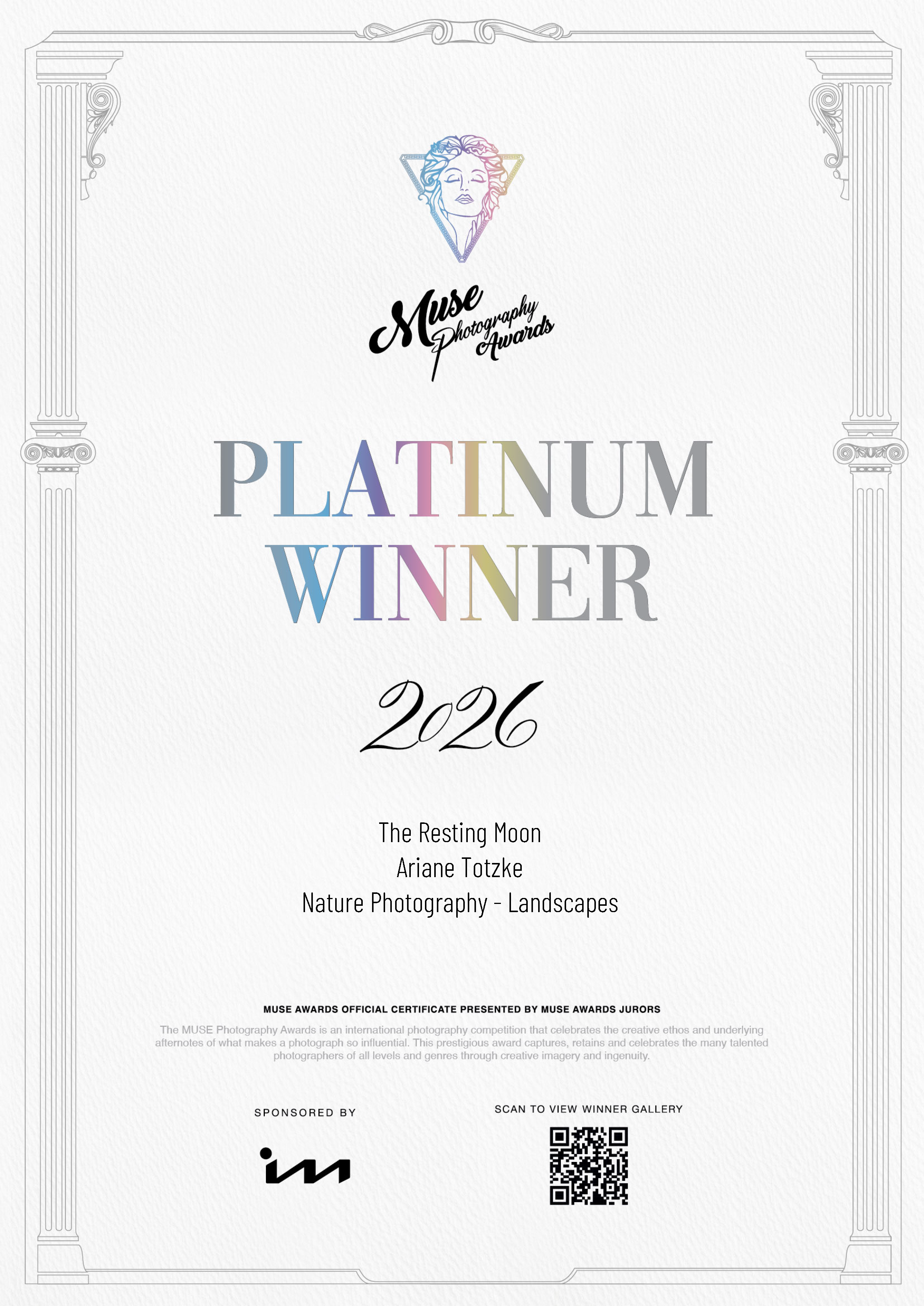 Urkunde der Muse Photography Awards 2026: Platinum Winner für die Landschaftsfotografie „The Resting Moon“ von Ariane Totzke in der Kategorie Nature Photography – Landscapes