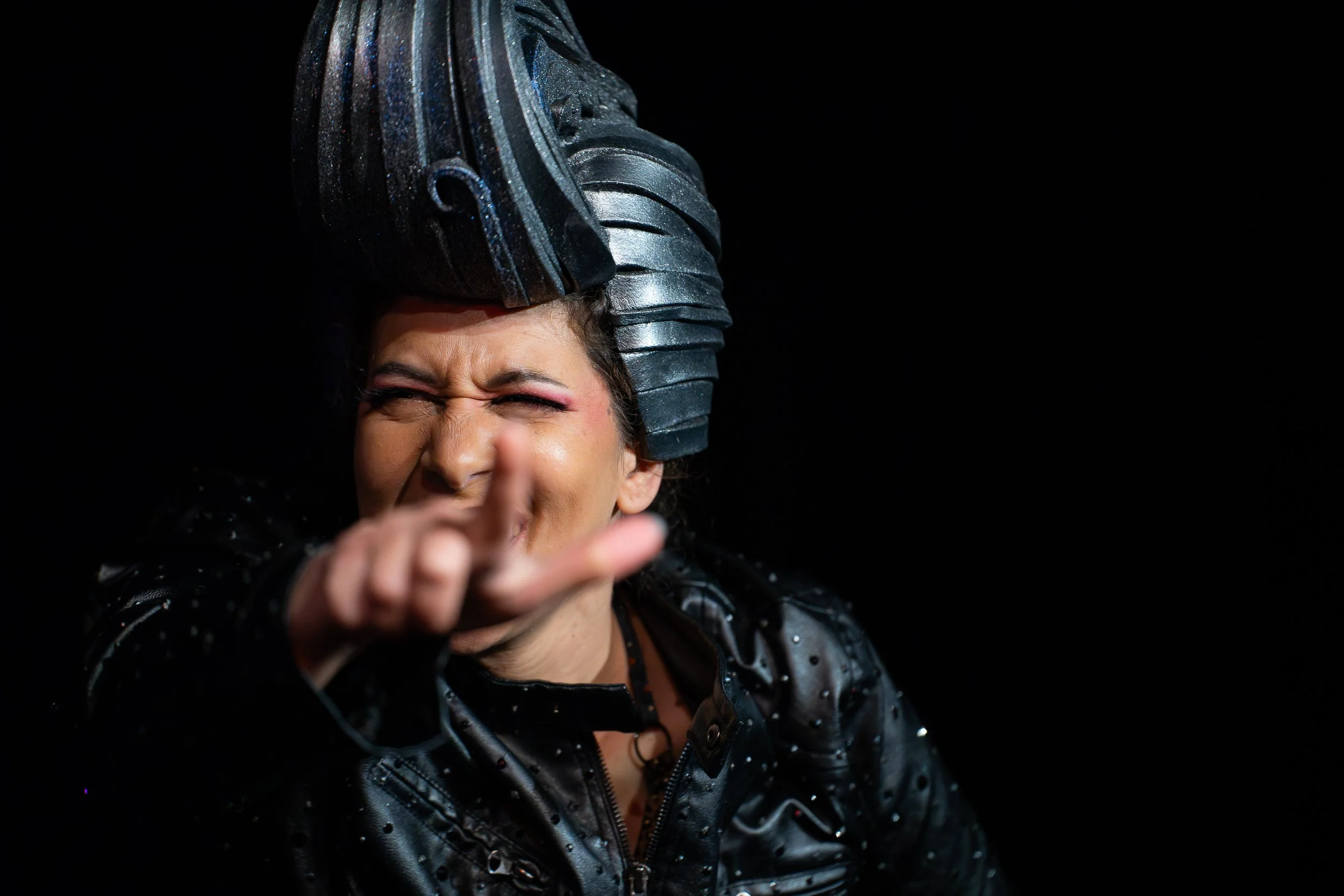 Burlesque-Künstlerin Caniche Mambo während ihrer Performance beim Laburlatorium in Zürich mit ausdrucksstarkem Kostüm und markanter Bühnenpose