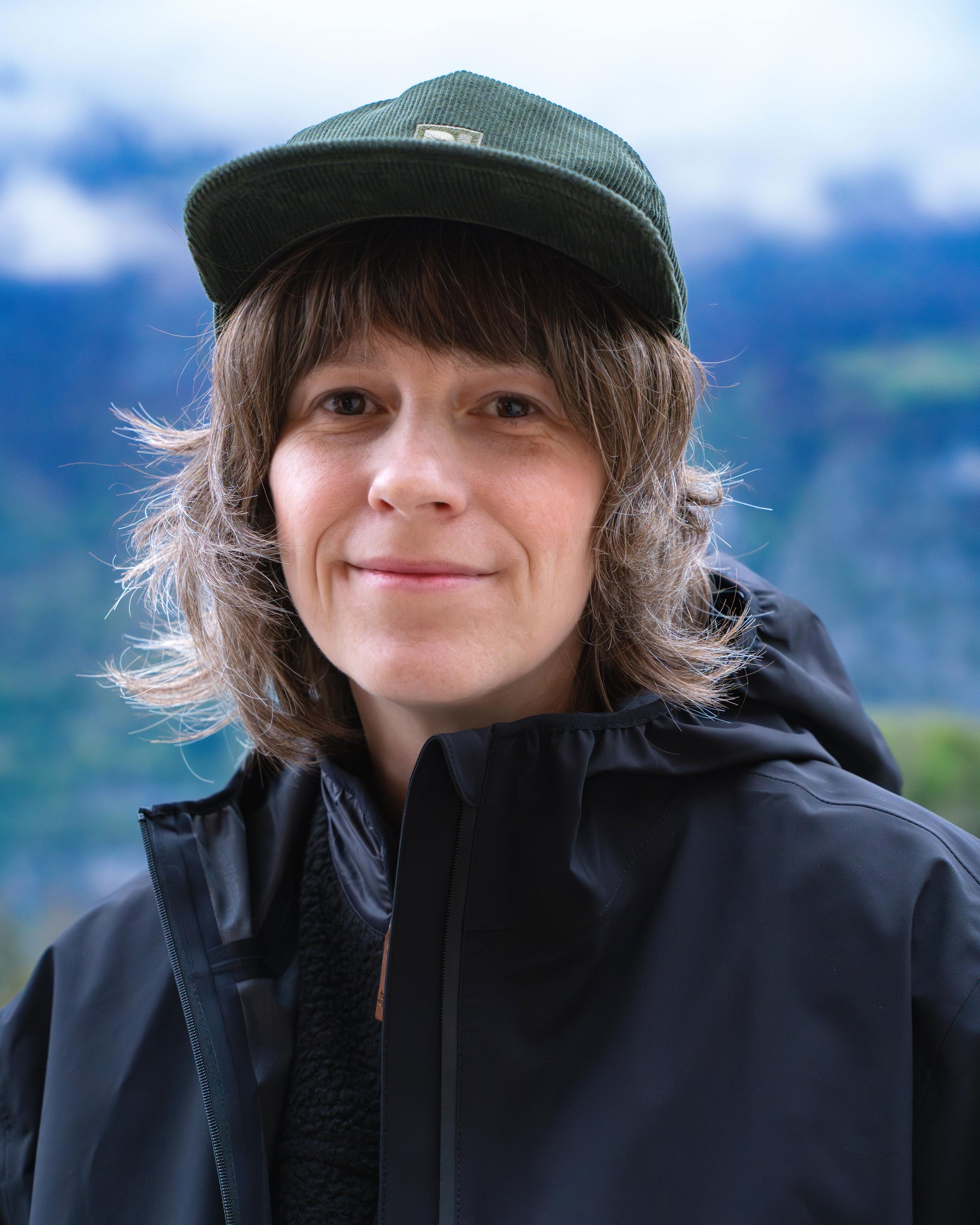 Porträt der Fotografin Ariane Totzke vor alpiner Bergkulisse in der Schweiz – spezialisiert auf Wildlife-, Landschafts- und Bühnenfotografie