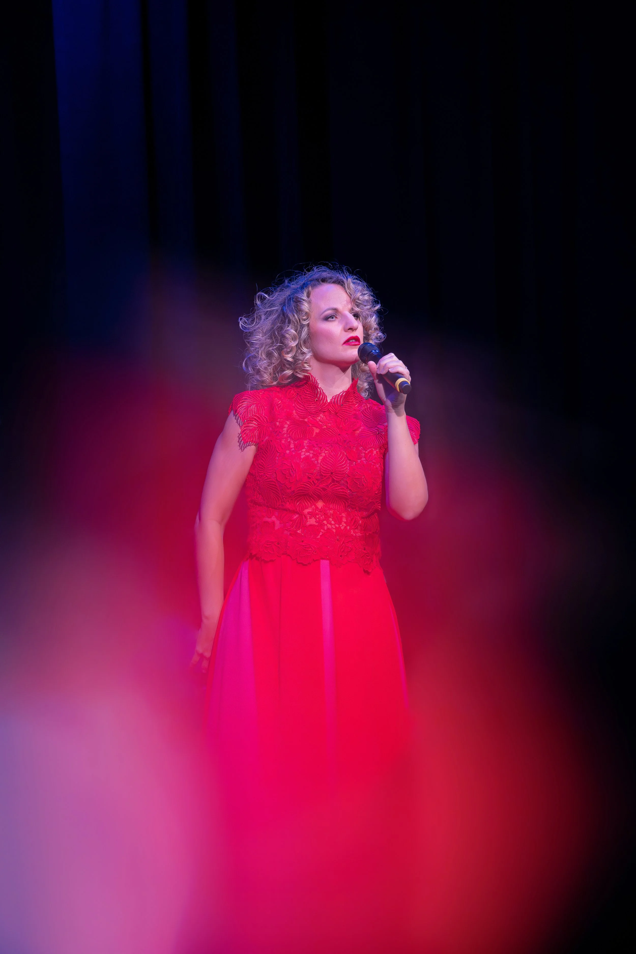 Martina Lory auf der Bühne während des Comedyprogramms der Exfreundinnen