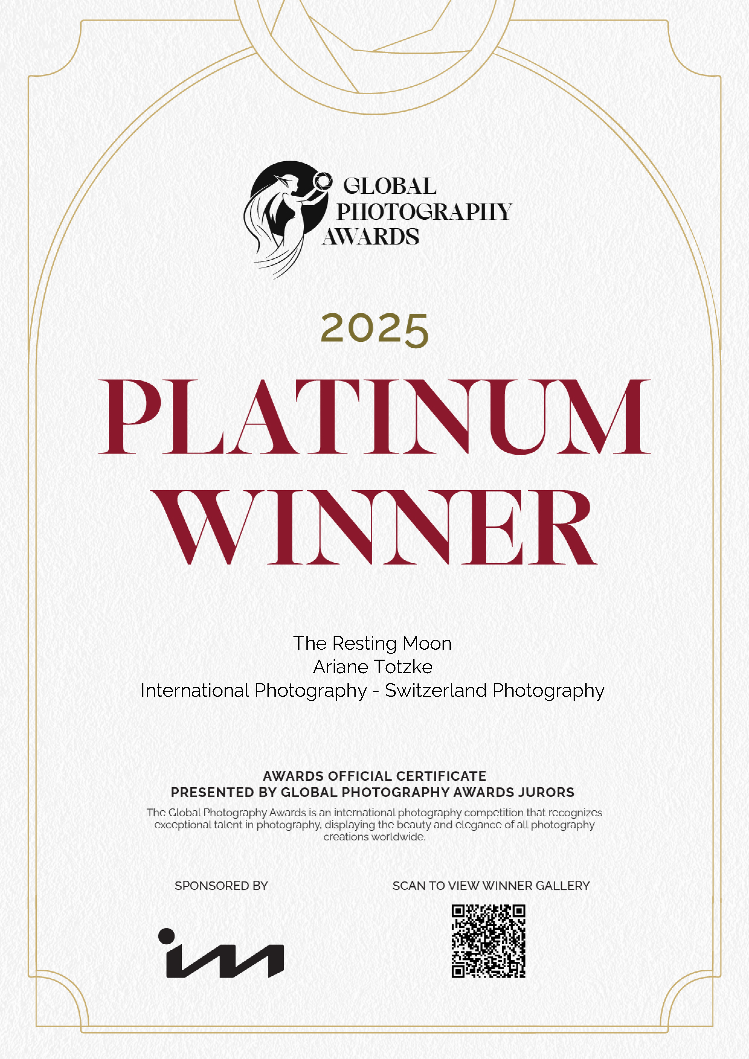 Urkunde der Global Photography Awards 2025: Platinum-Auszeichnung für die Fotografie „The Resting Moon“ von Ariane Totzke in der Kategorie International Photography – Switzerland Photography