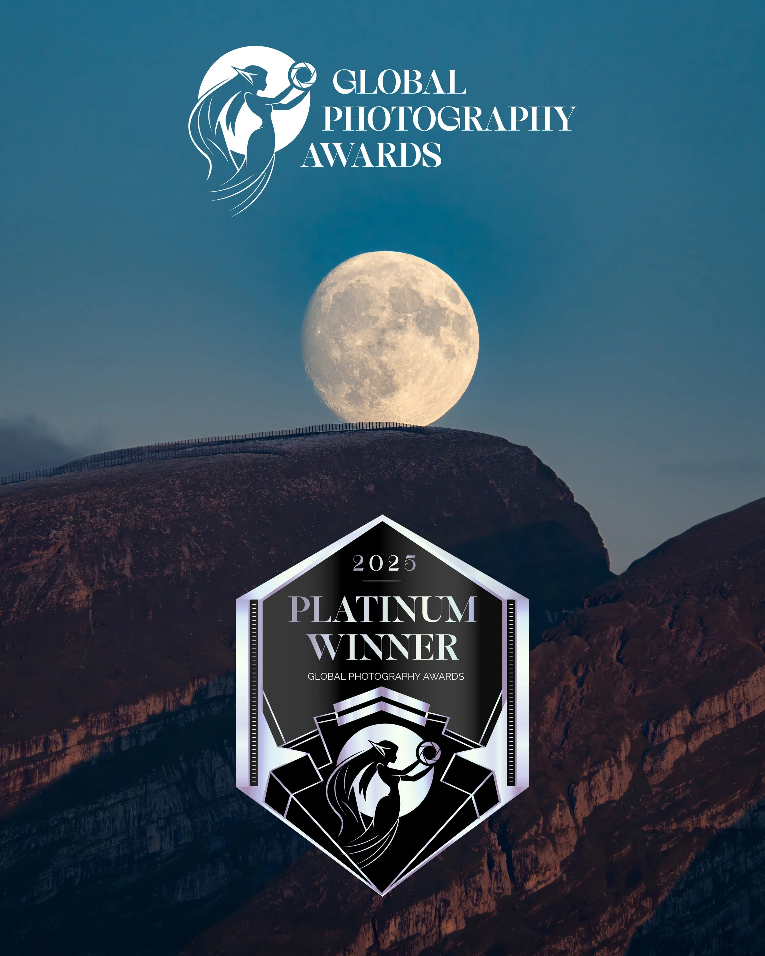Mond über Bergen mit einem Design für die Global Photography Awards 2025, inklusive einem Löwen und einer Kamera in einer geometrischen Form.