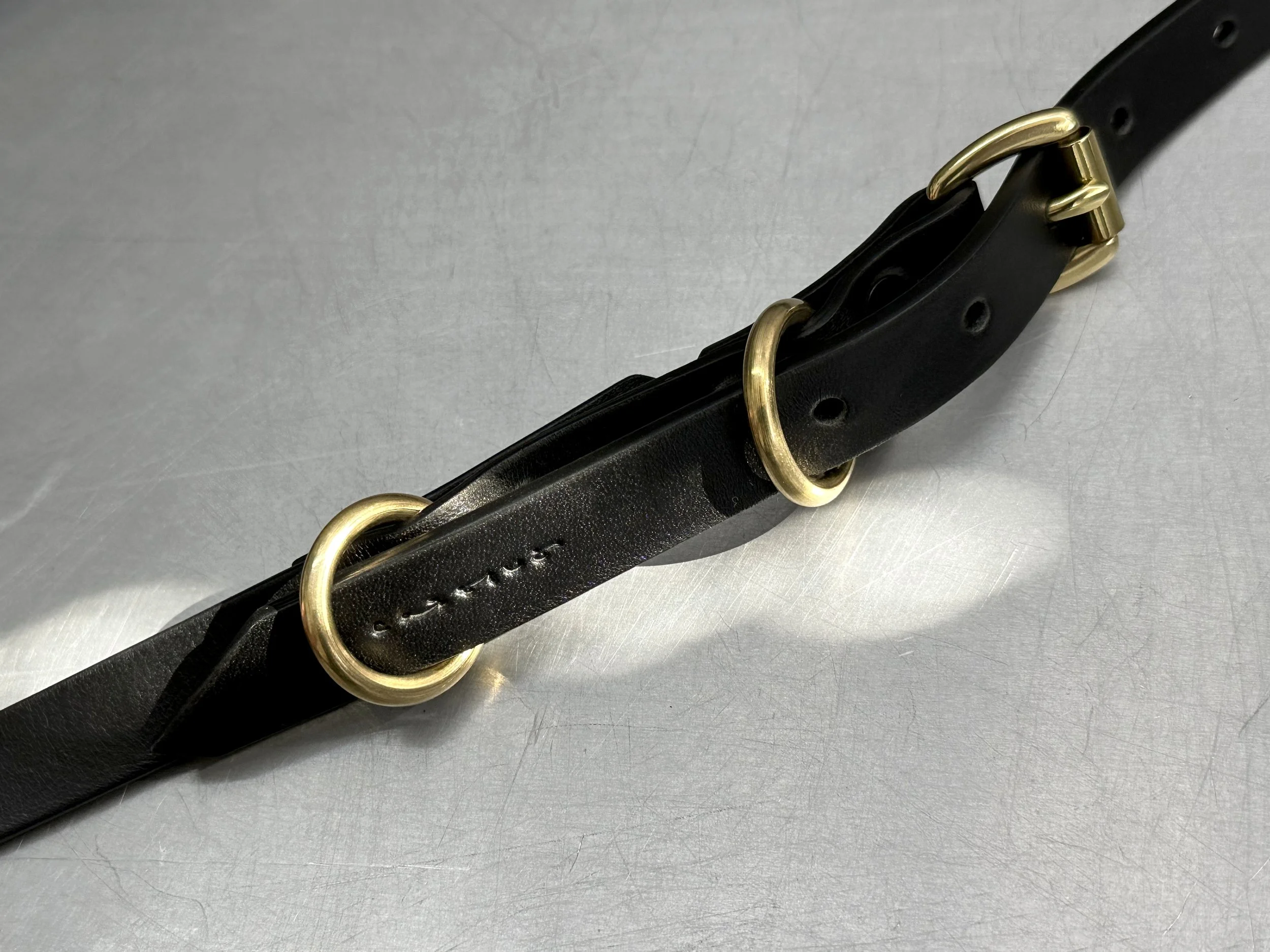 Cassius_slim classic belt_black brass_buckle detail.jpg