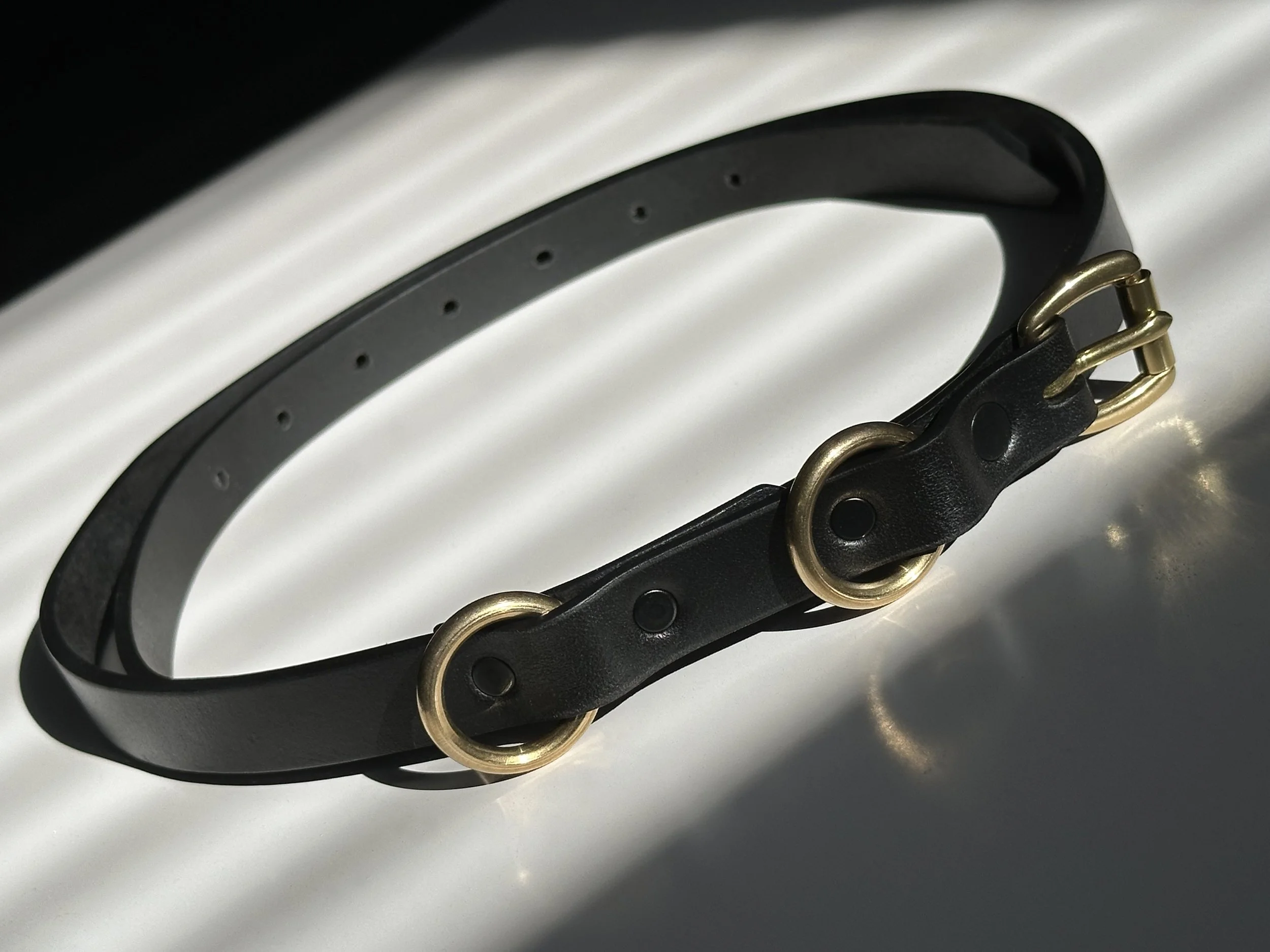 Cassius_slim classic belt_black brass_impact shot 2.jpg