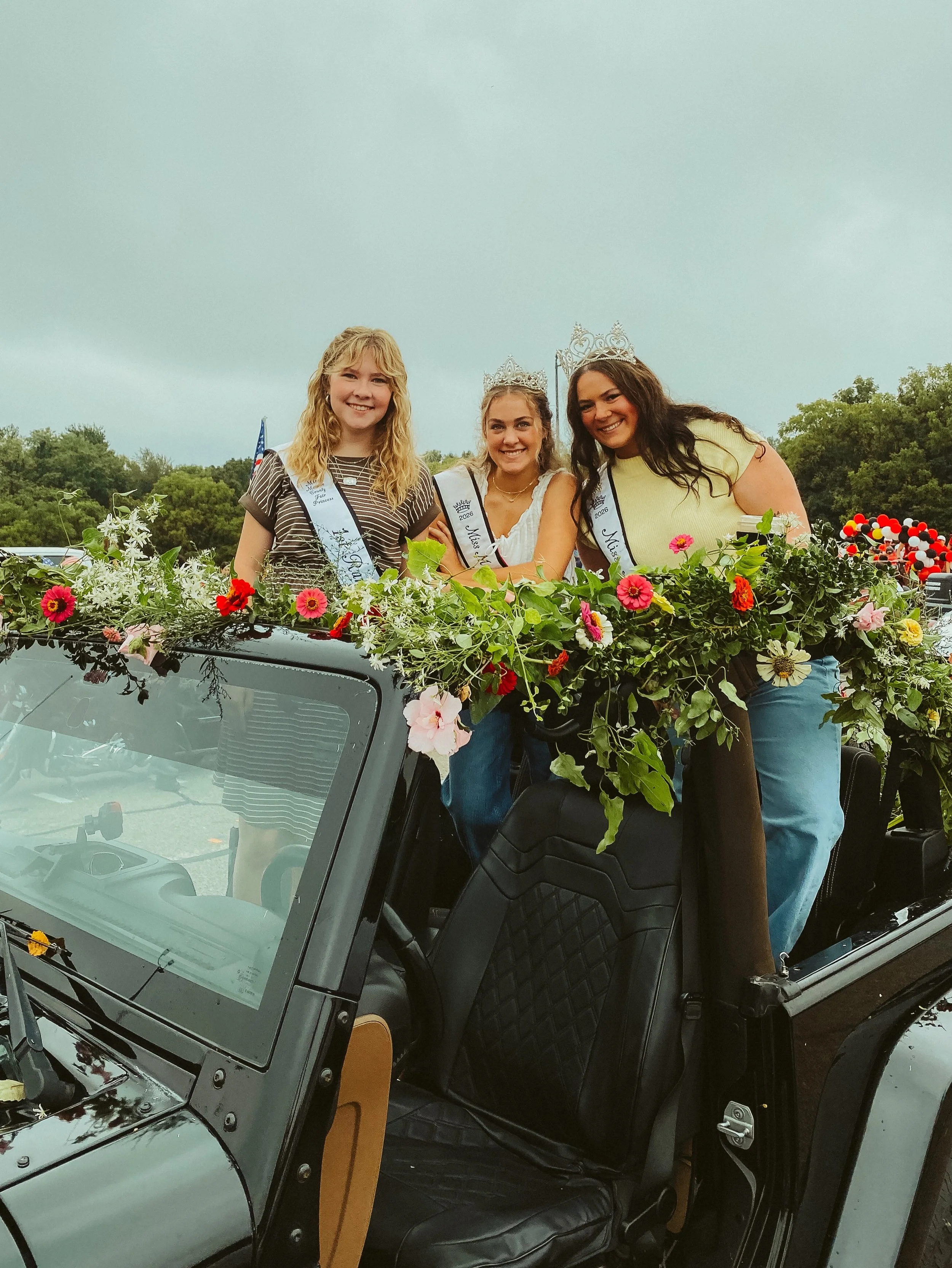 we decorated our girls out in style for the monroe county fall festival parade! love these beauties so much! (thank you to my brother for being so willing to have your jeep covered in flowers 🤩)