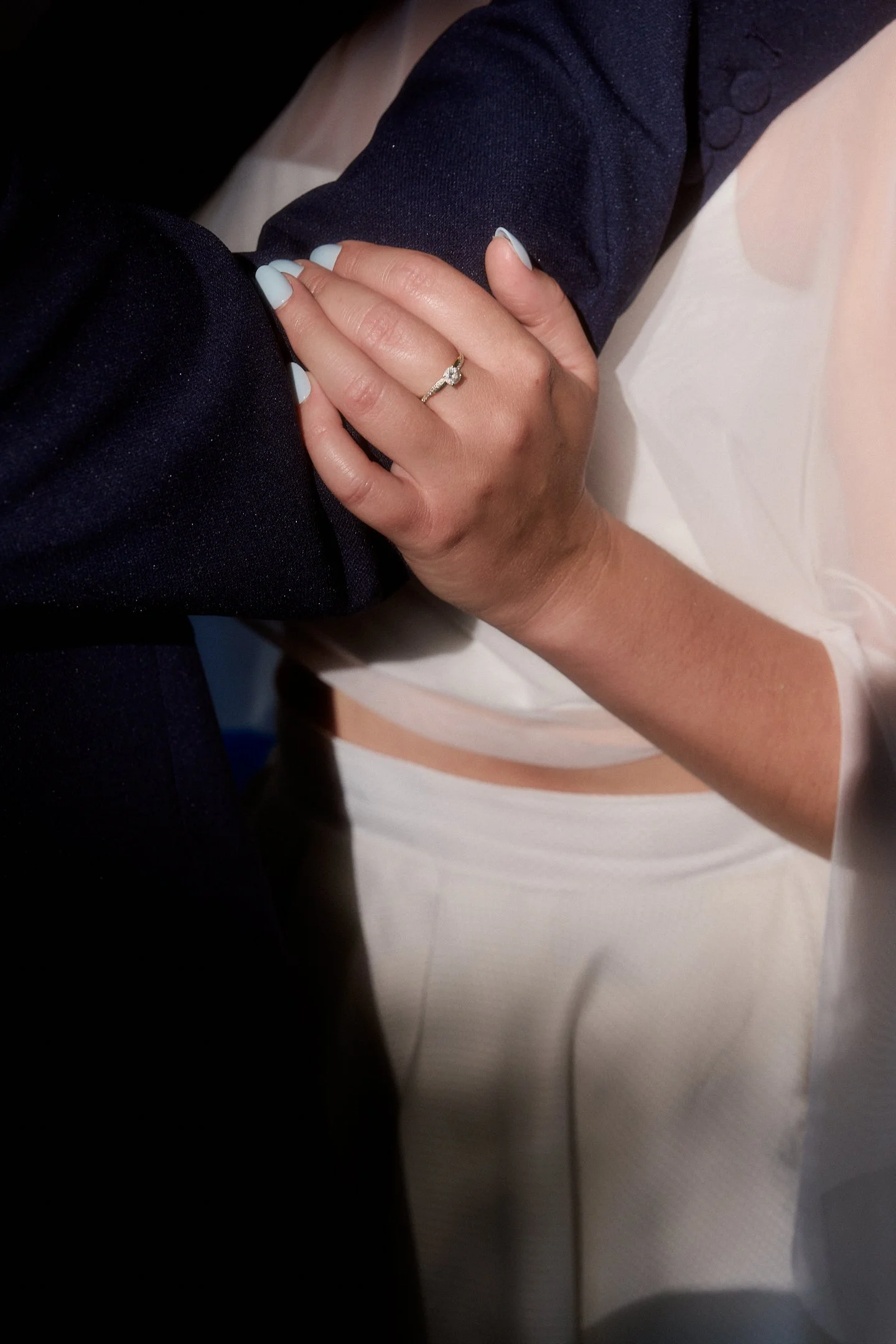 Nahaufnahme der ineinandergelegten Hände des Brautpaars mit Ehering bei seiner Hochzeit im Hallo Emil Stuttgart.