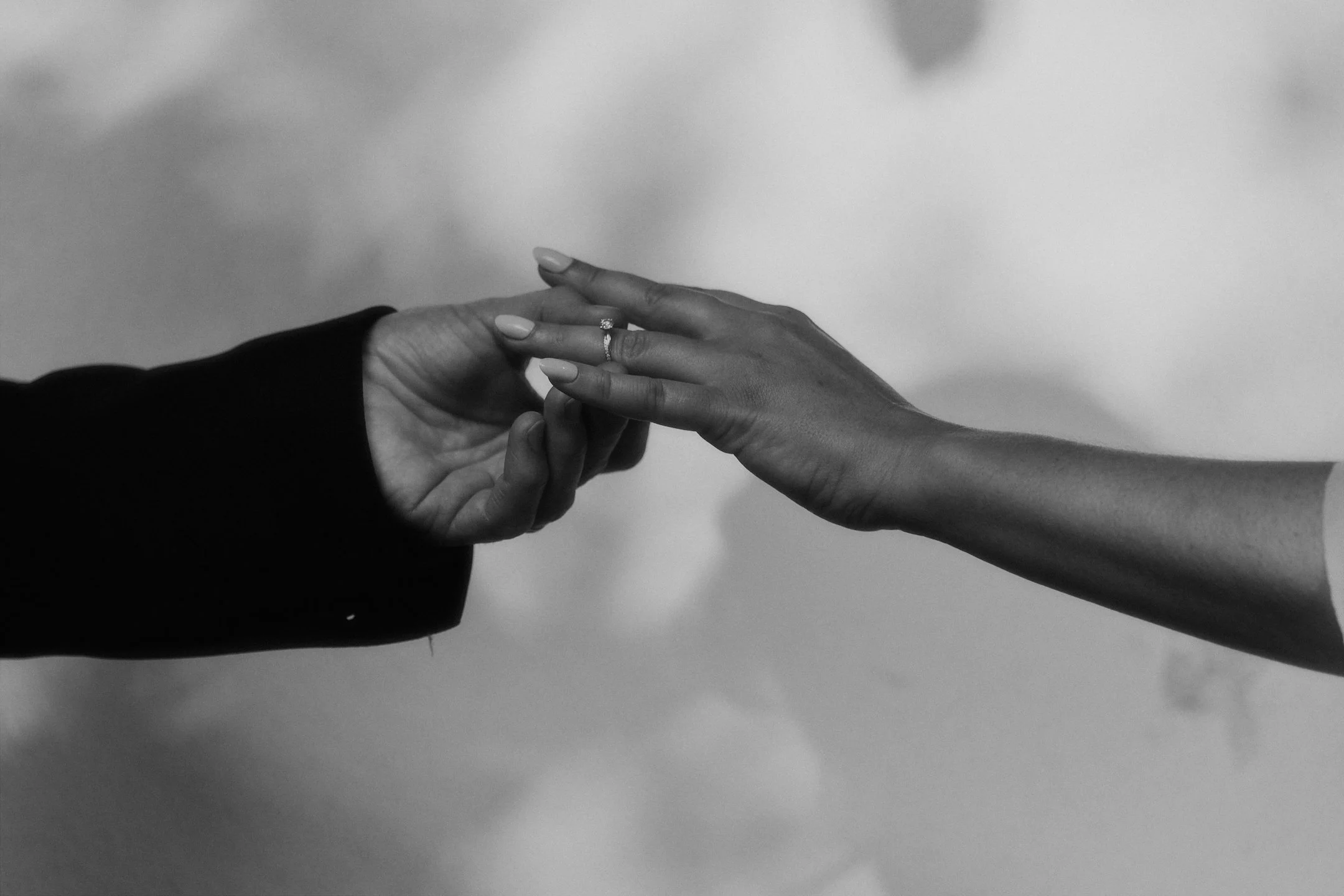 Schwarz-Weiß-Nahaufnahme des Ringtauschs bei der Hochzeit mit Feier im Hallo Emil Stuttgart.