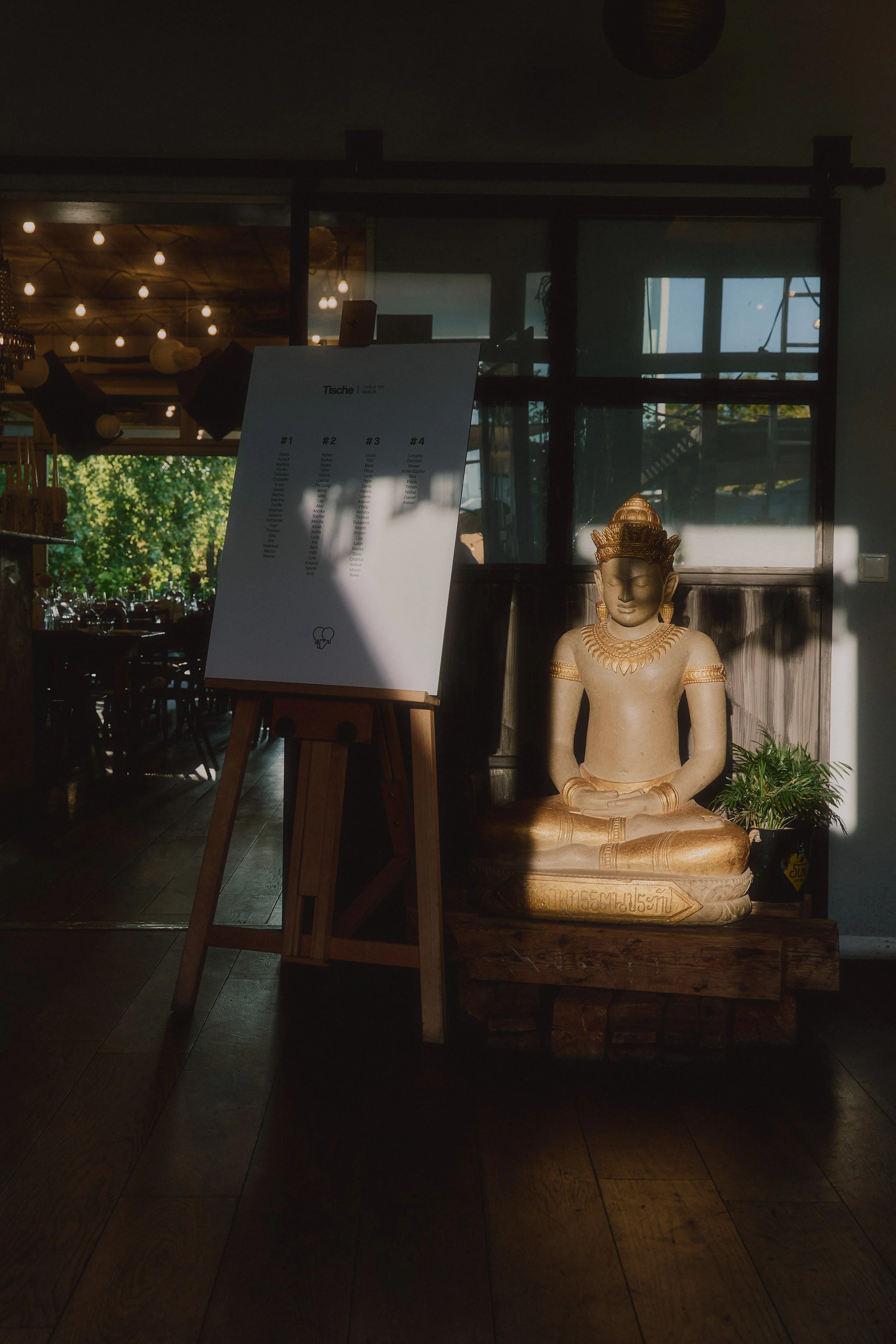 Sonnenlicht auf einer goldenen Buddhafigur im Innenraum des Hallo Emil in Stuttgart.