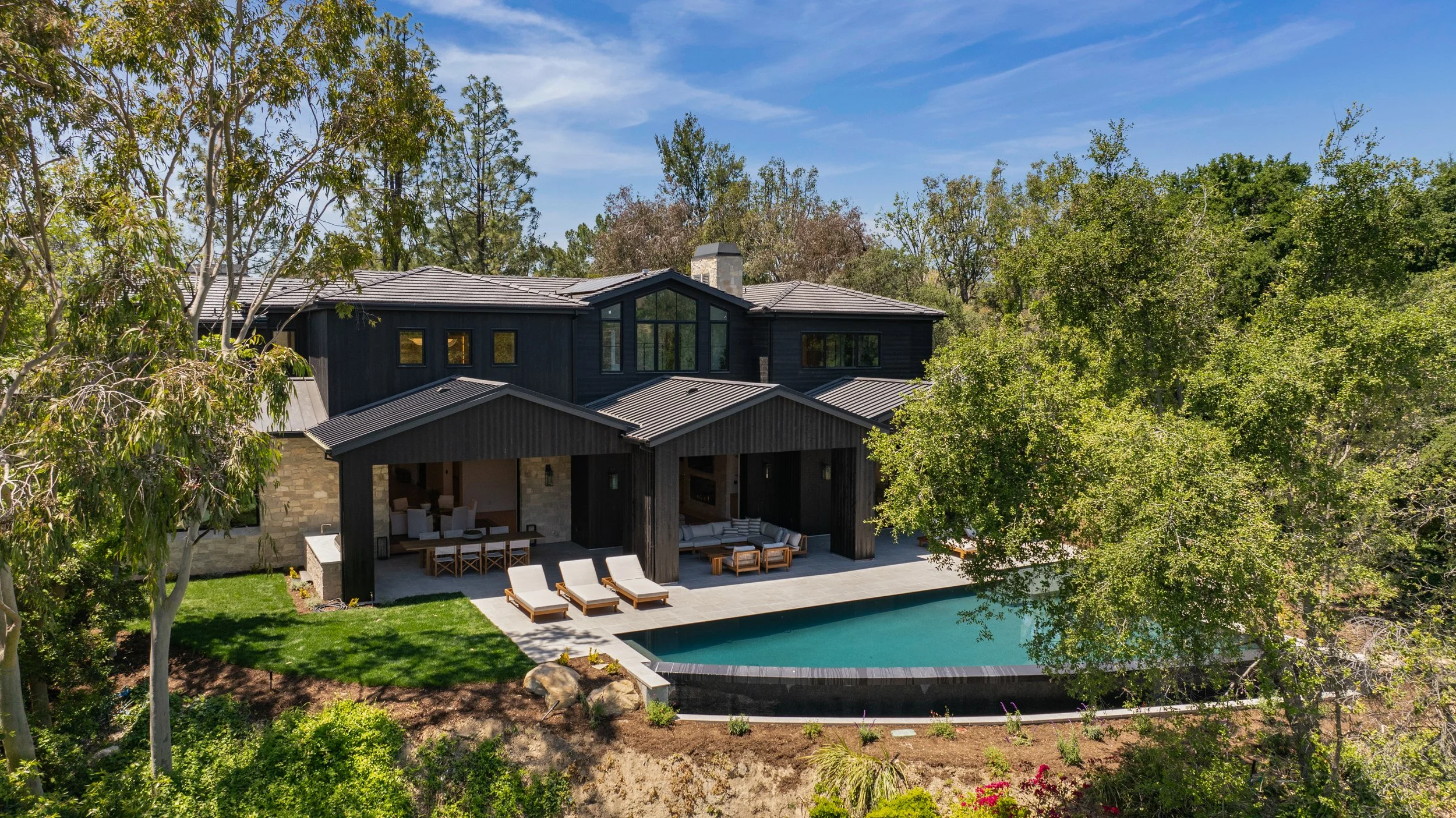Hidden Hills, CA
15,110 sq ft - 7 Bed / 11 Bath